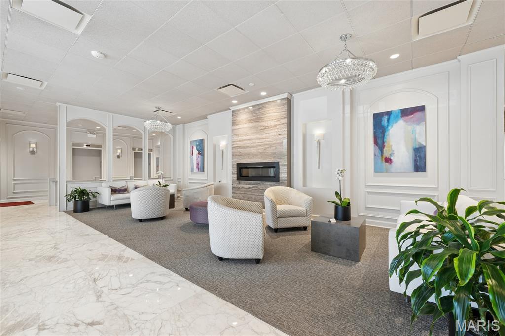 200 S Brentwood Boulevard Unit: 7F