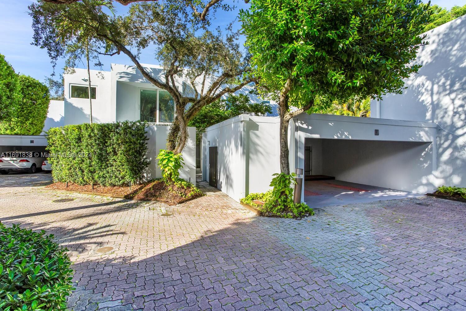 2475 S Bayshore Dr # 3