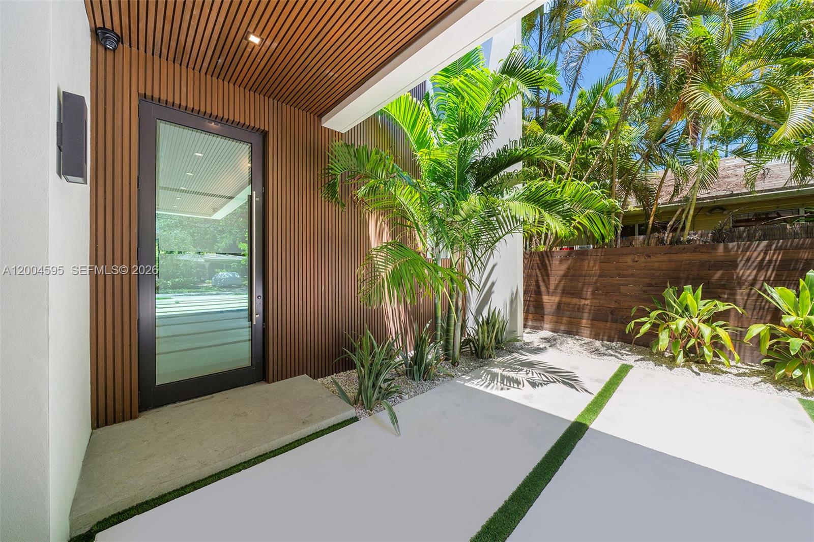 2521 Lincoln Ave