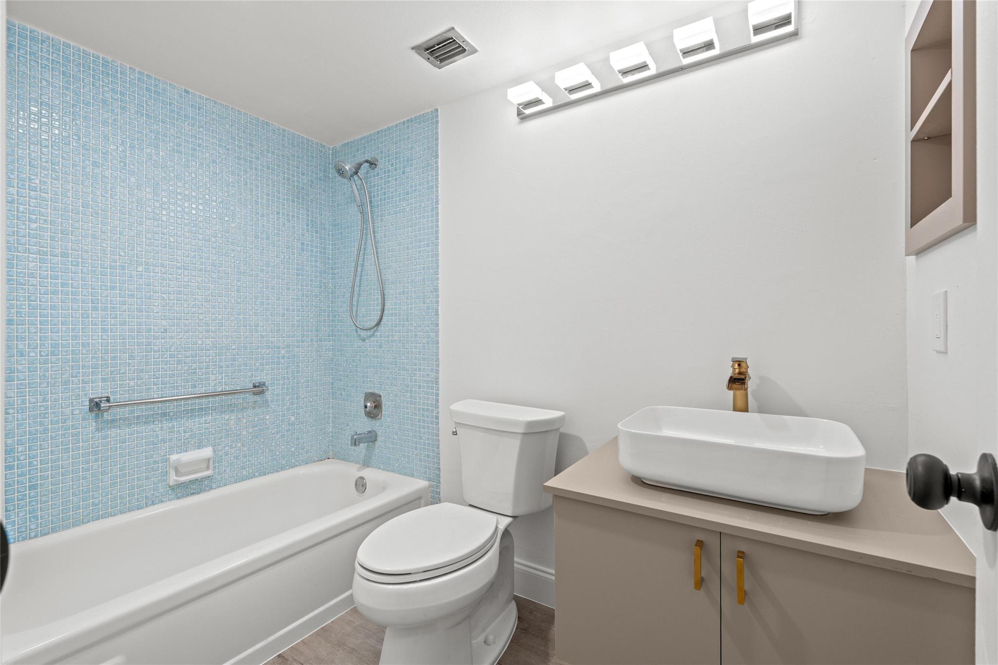 204 Mansfield E 204