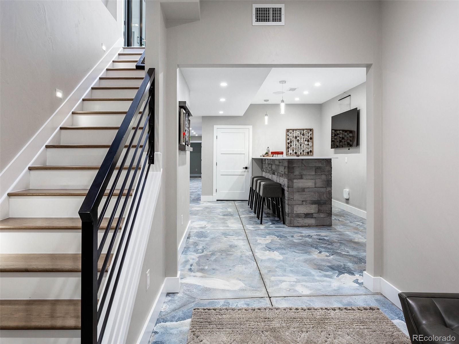 2566 S Pennsylvania
