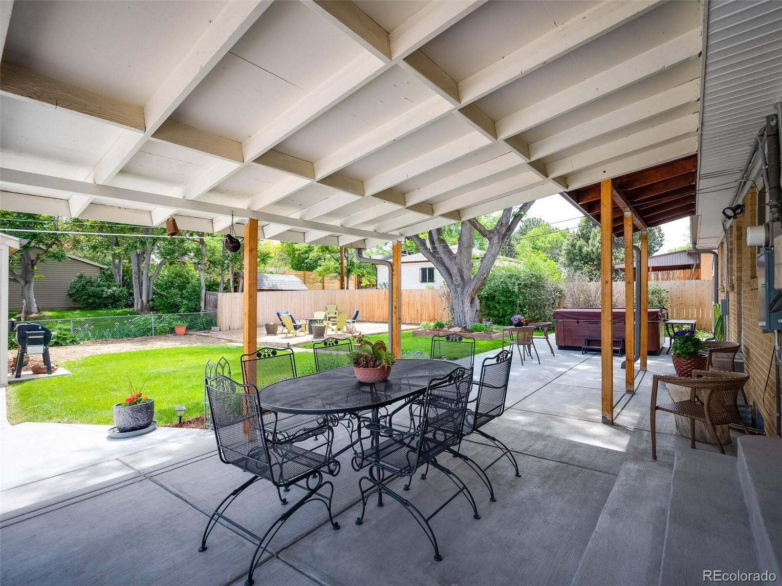 3372 W Saratoga Avenue