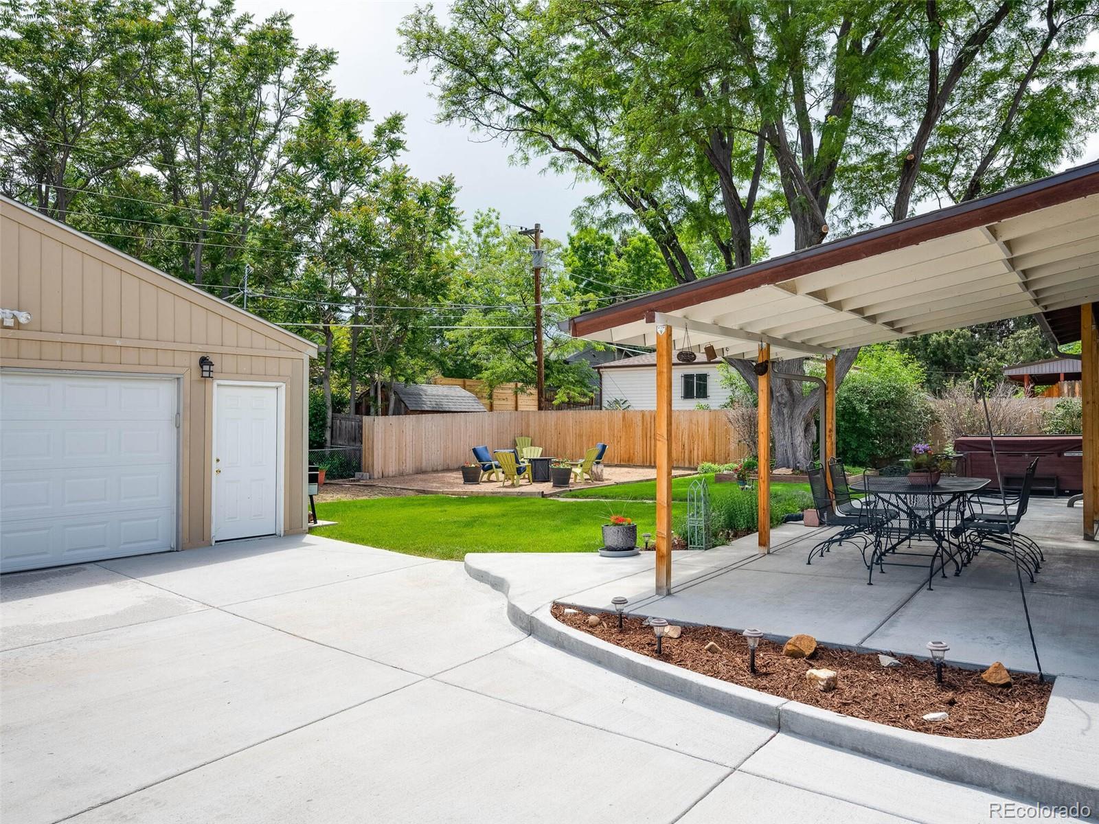 3372 W Saratoga Avenue