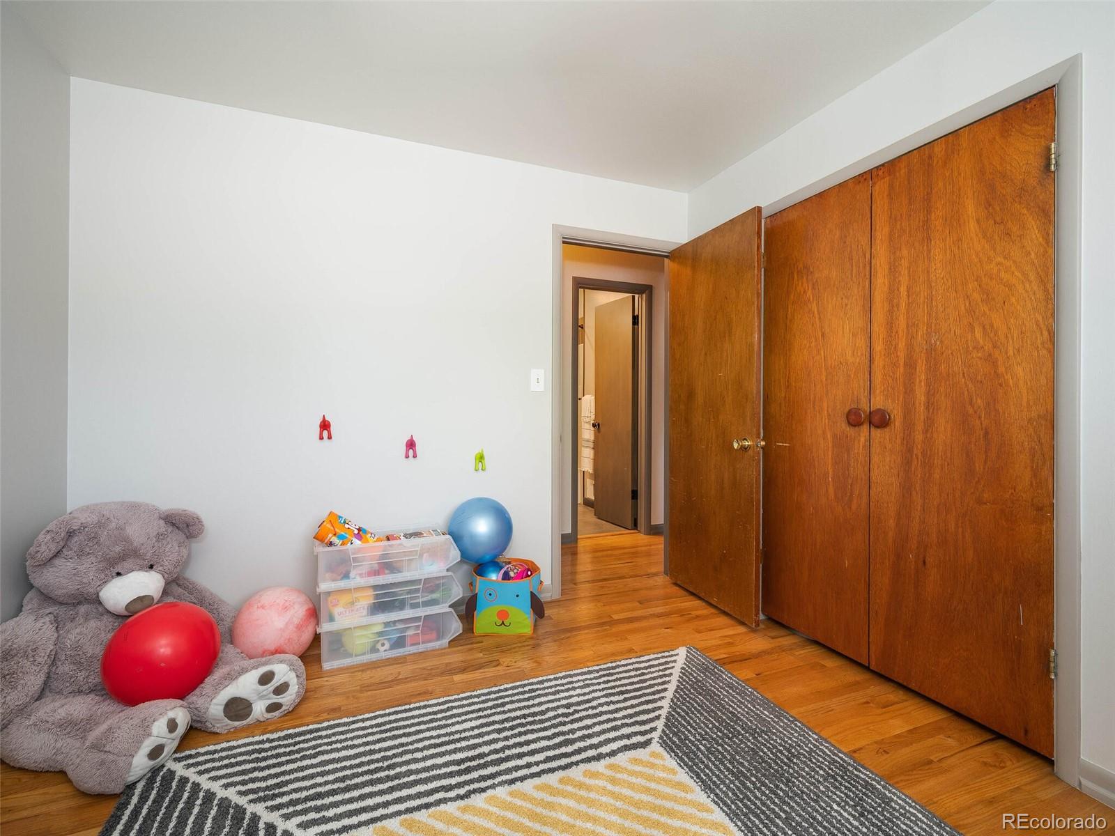 3372 W Saratoga Avenue