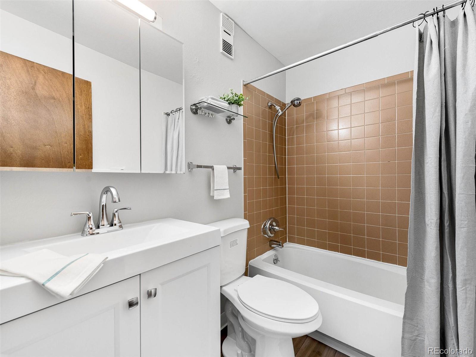 813 E 14th Avenue Unit: 4