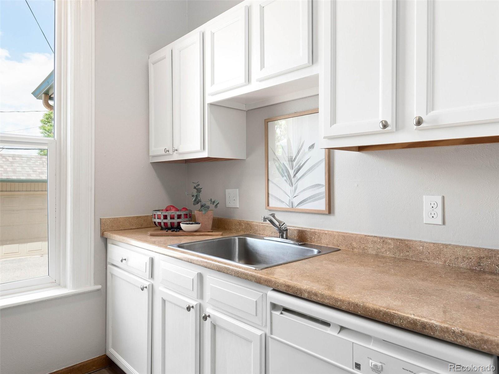 813 E 14th Avenue Unit: 4