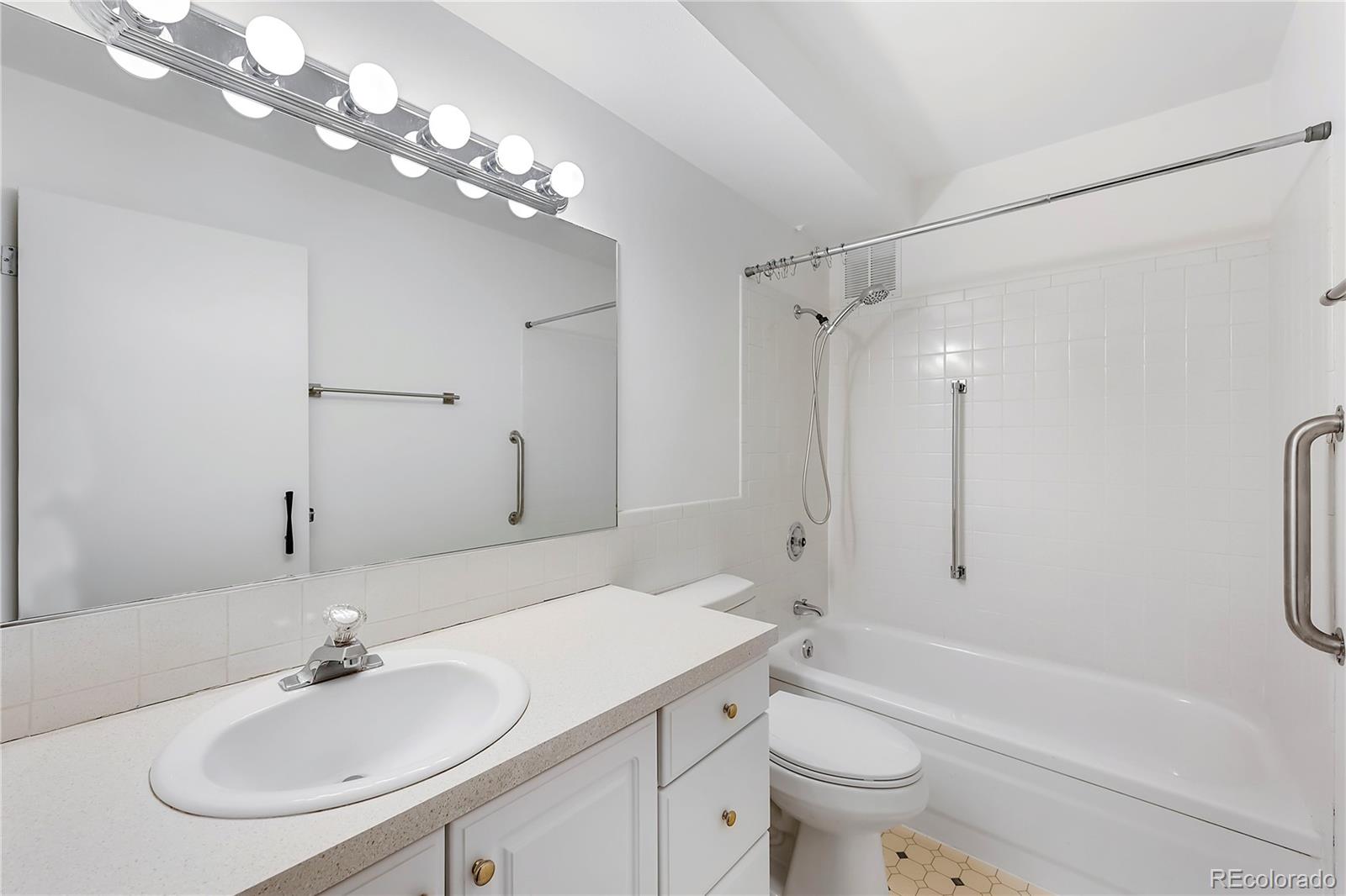 650 S Clinton Street Unit: 3C