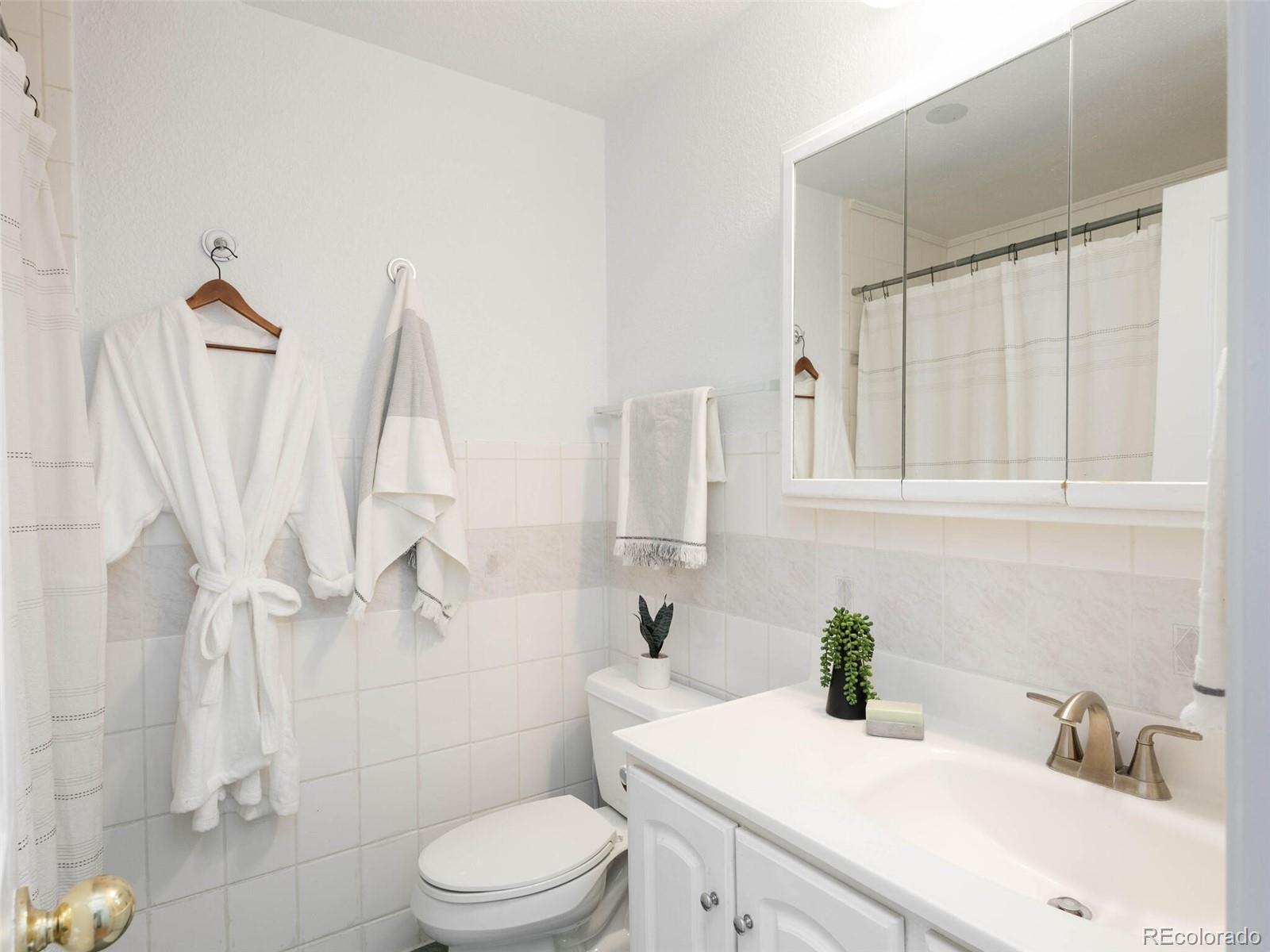 5762 W 75th Place