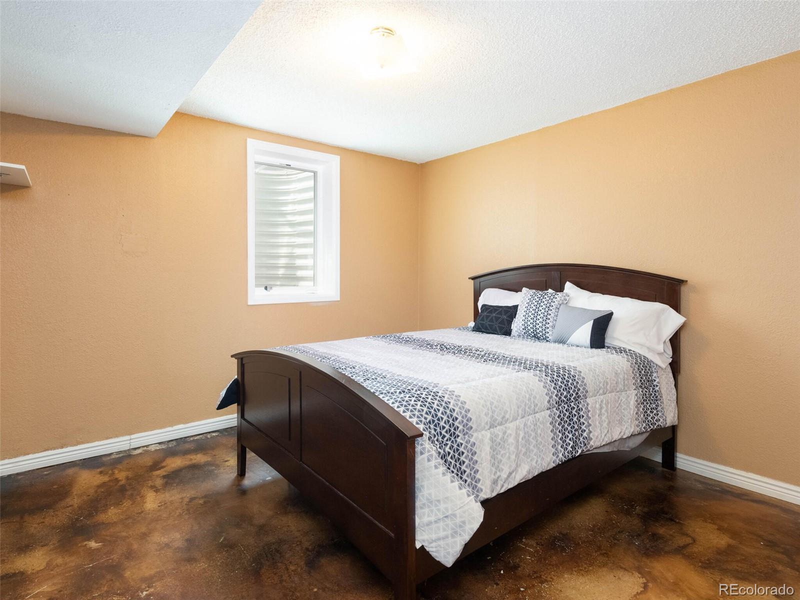 5762 W 75th Place