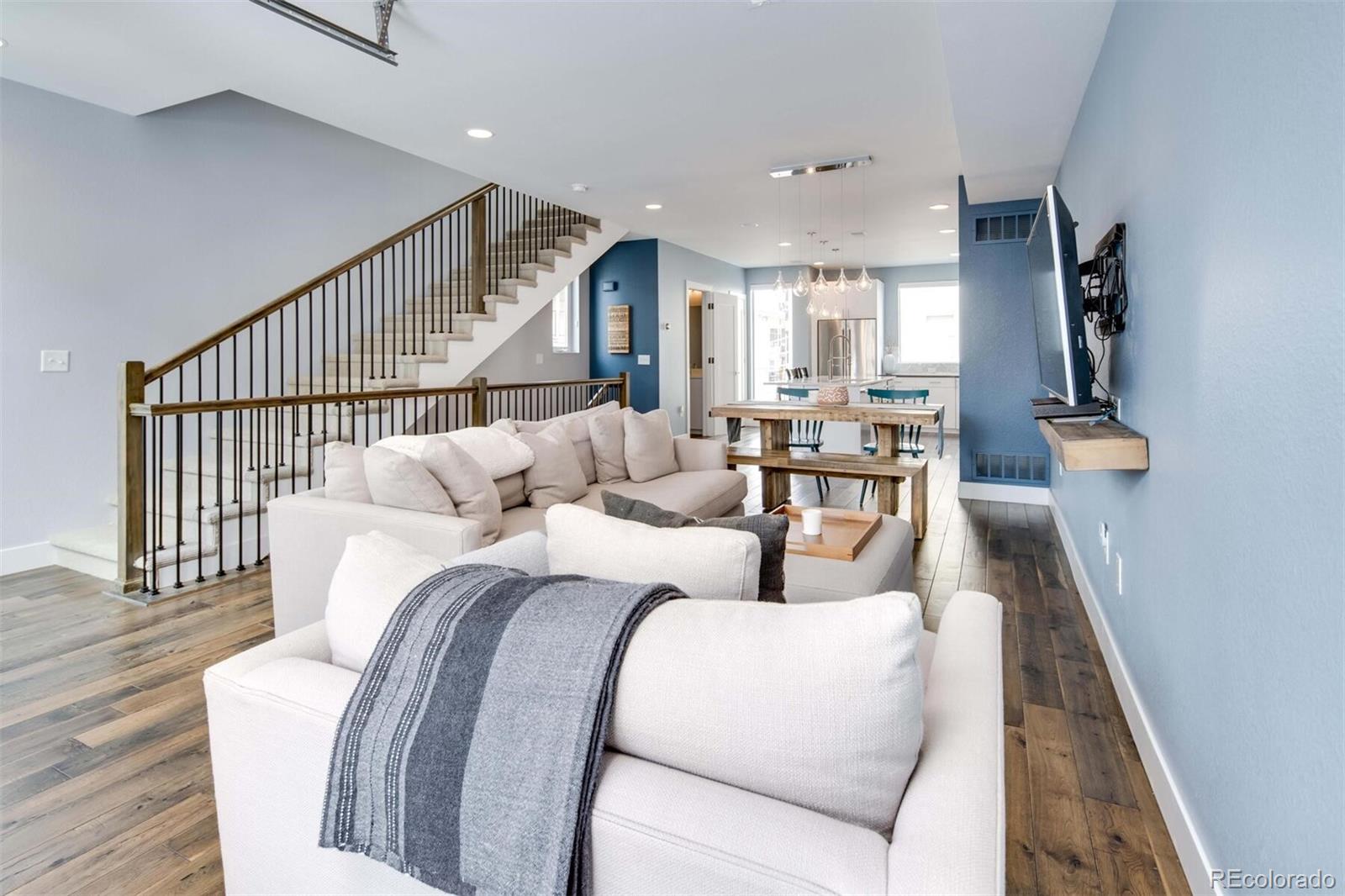 3855 E cedar