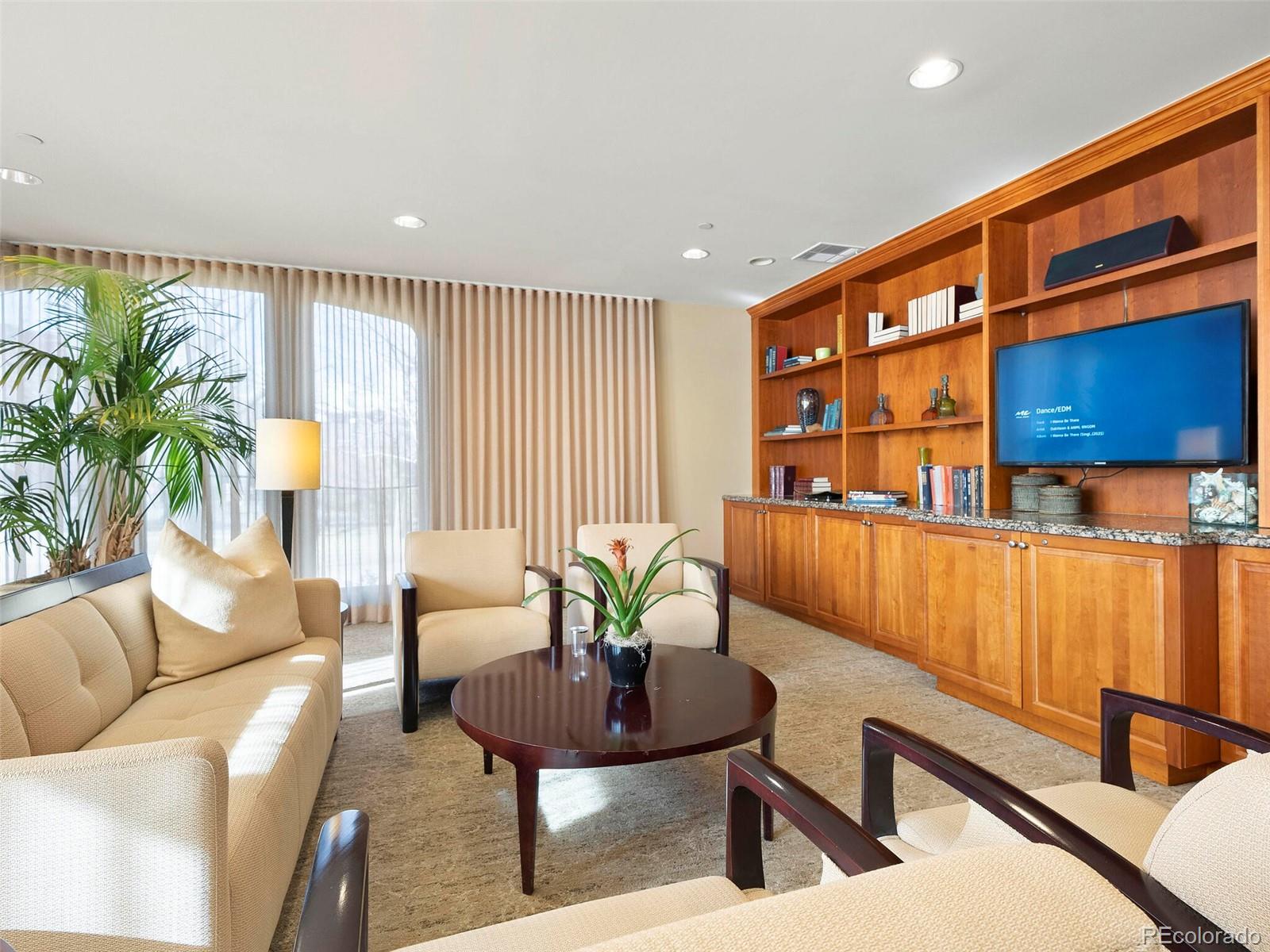 400 E 3rd Avenue Unit: 206