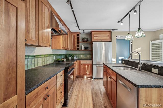 2025 Eudora Street