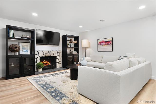 4202 E Maplewood Way