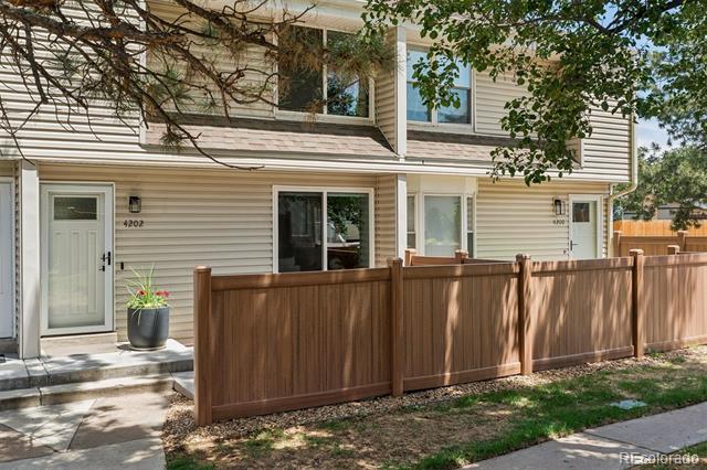 4202 E Maplewood Way