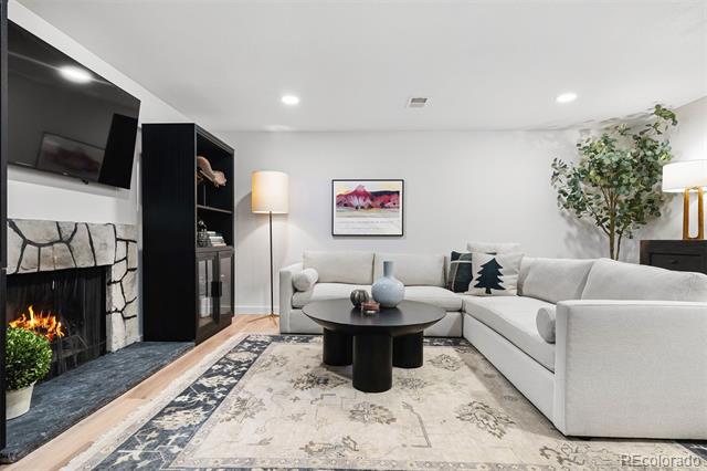 4202 E Maplewood Way