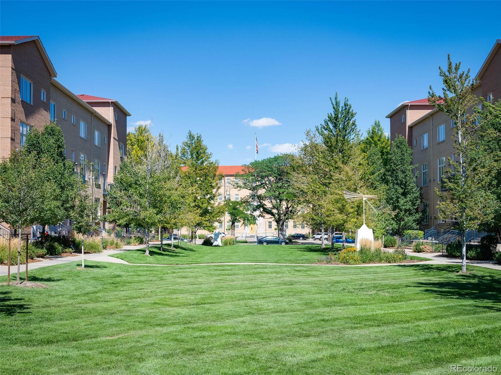 220 Roslyn Street Unit: 102