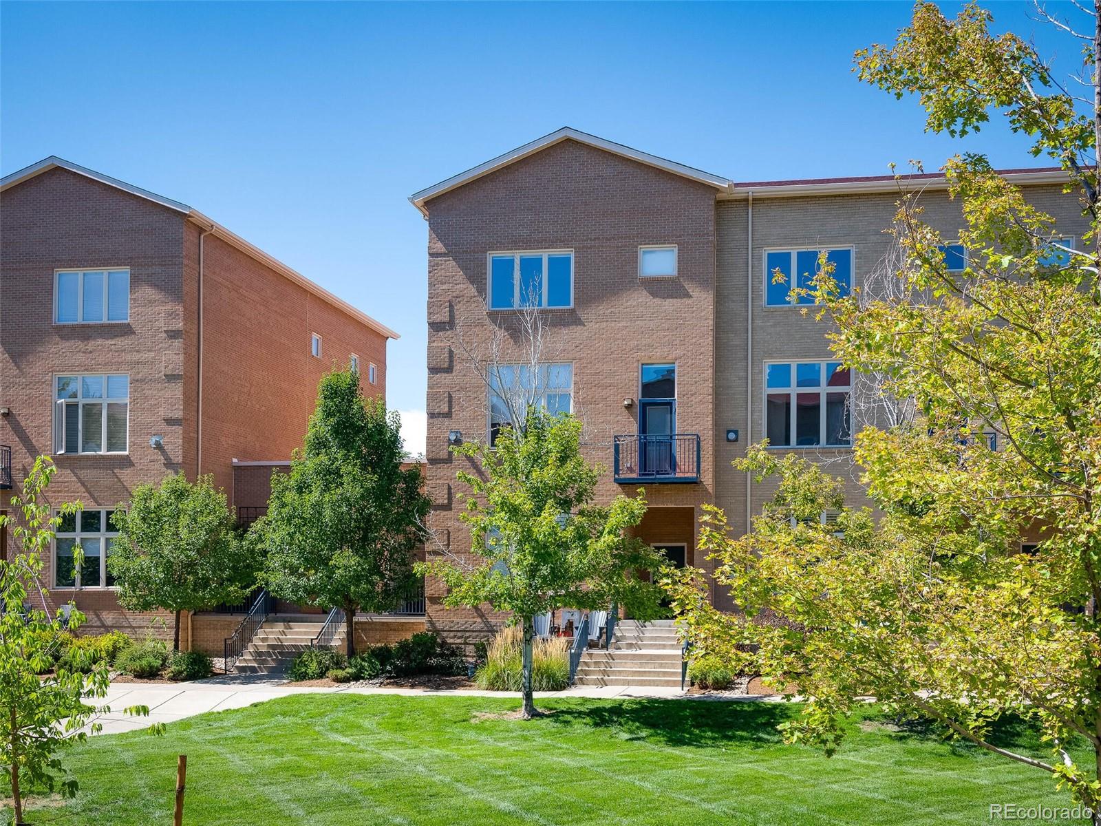 220 Roslyn Street Unit: 102