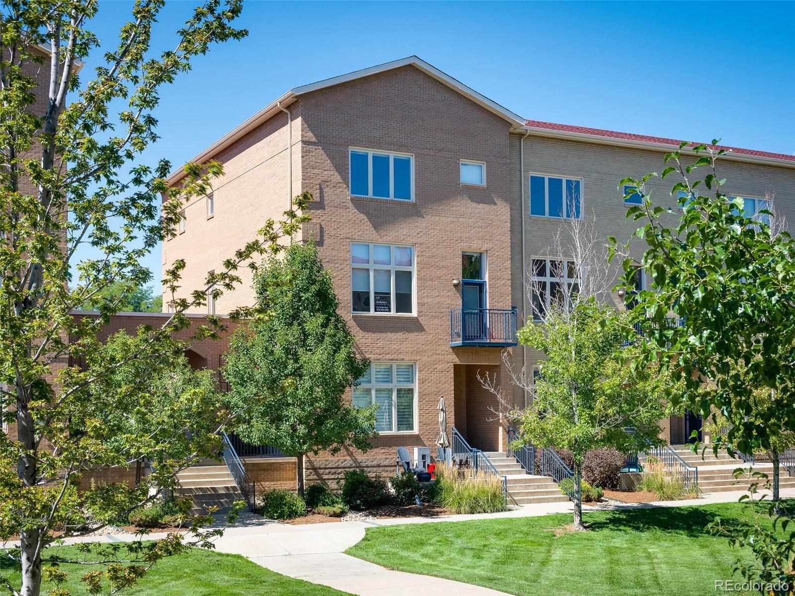 220 Roslyn Street Unit: 102