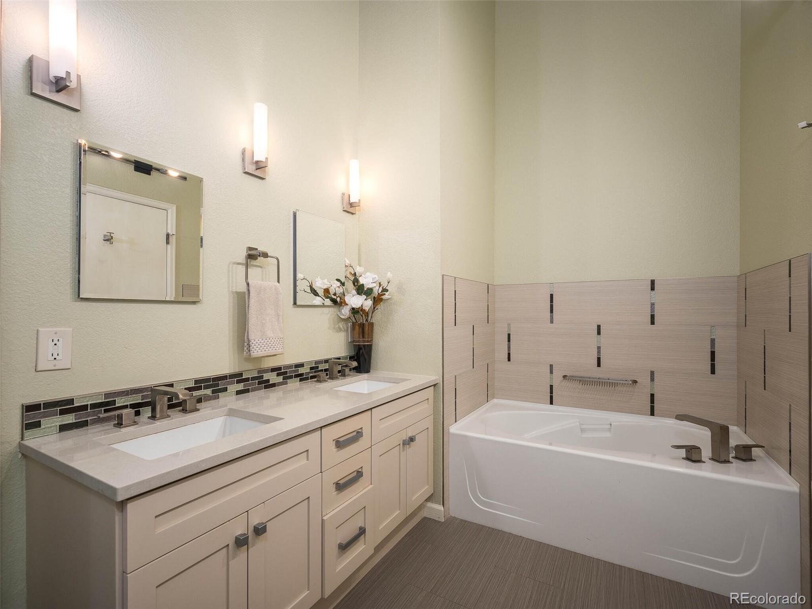 220 Roslyn Street Unit: 102