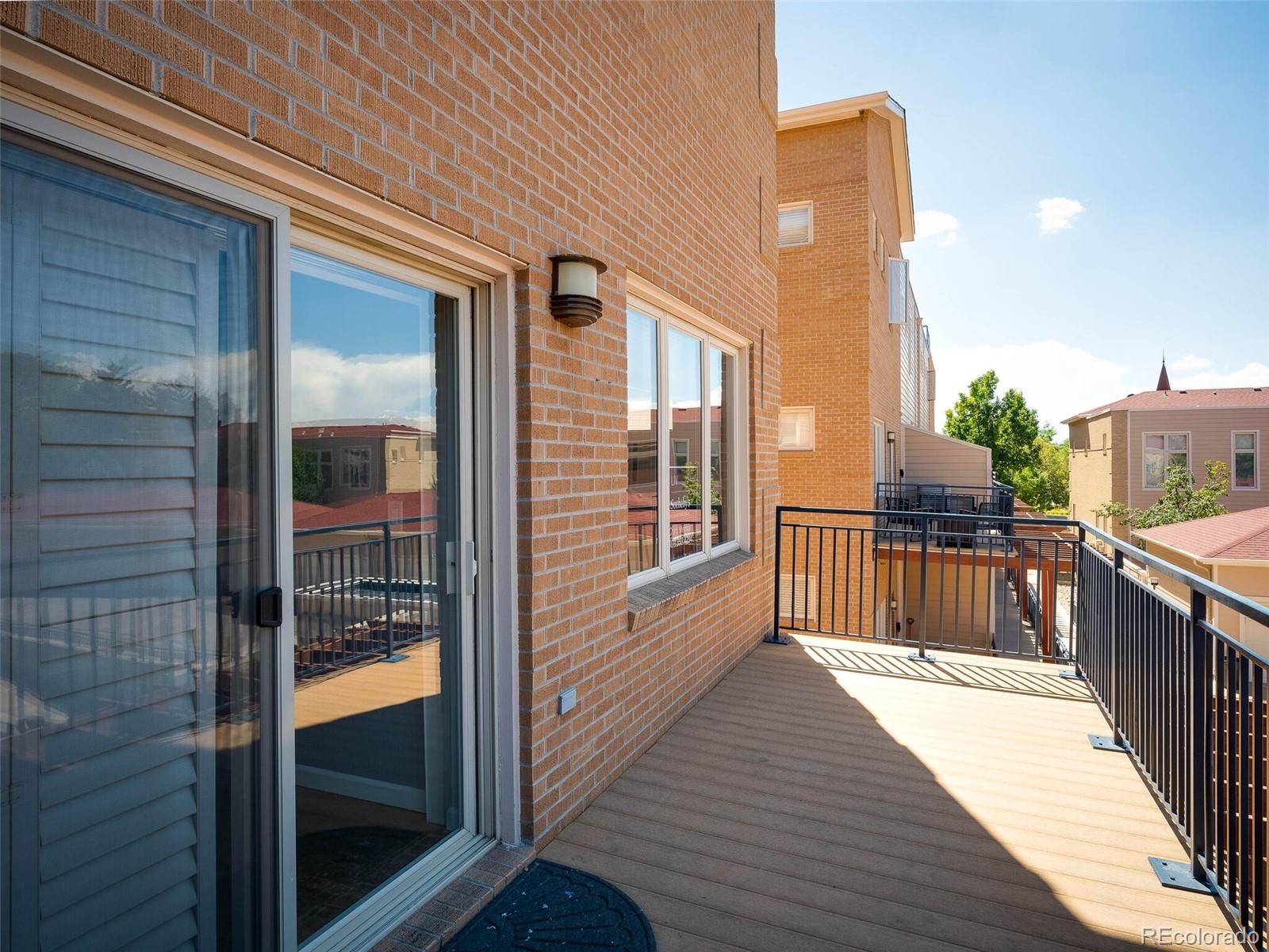 220 Roslyn Street Unit: 102