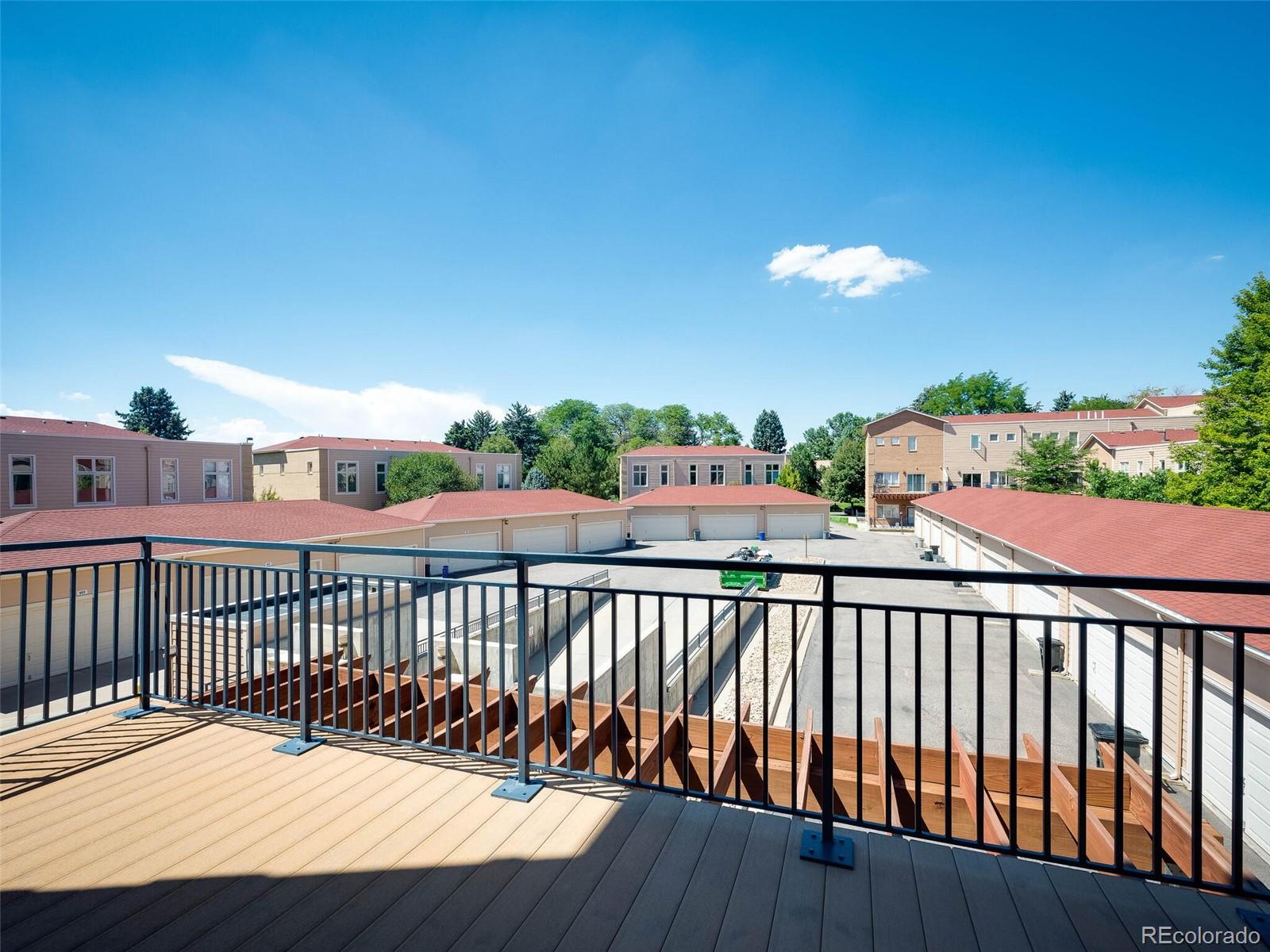 220 Roslyn Street Unit: 102