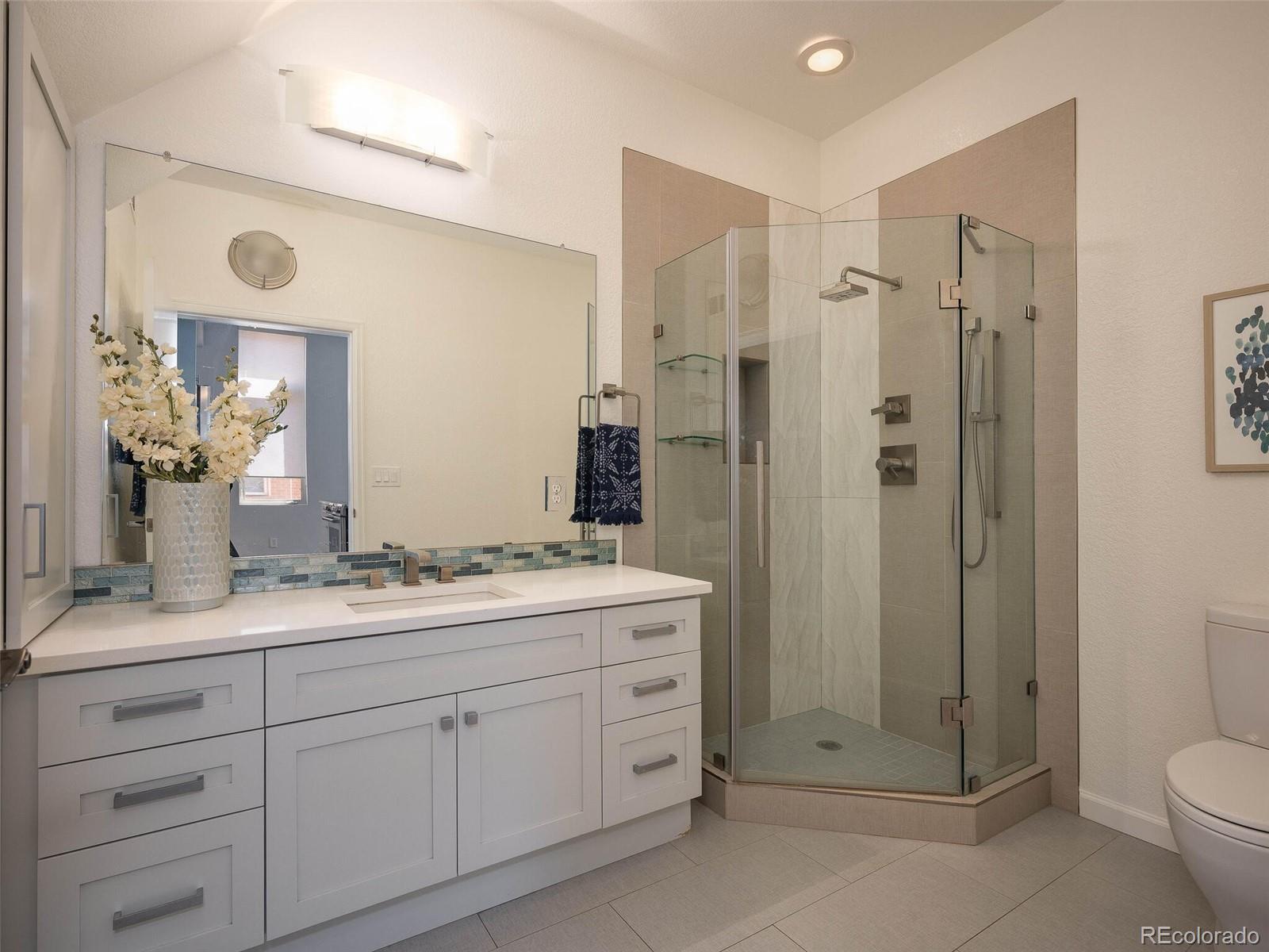 220 Roslyn Street Unit: 102