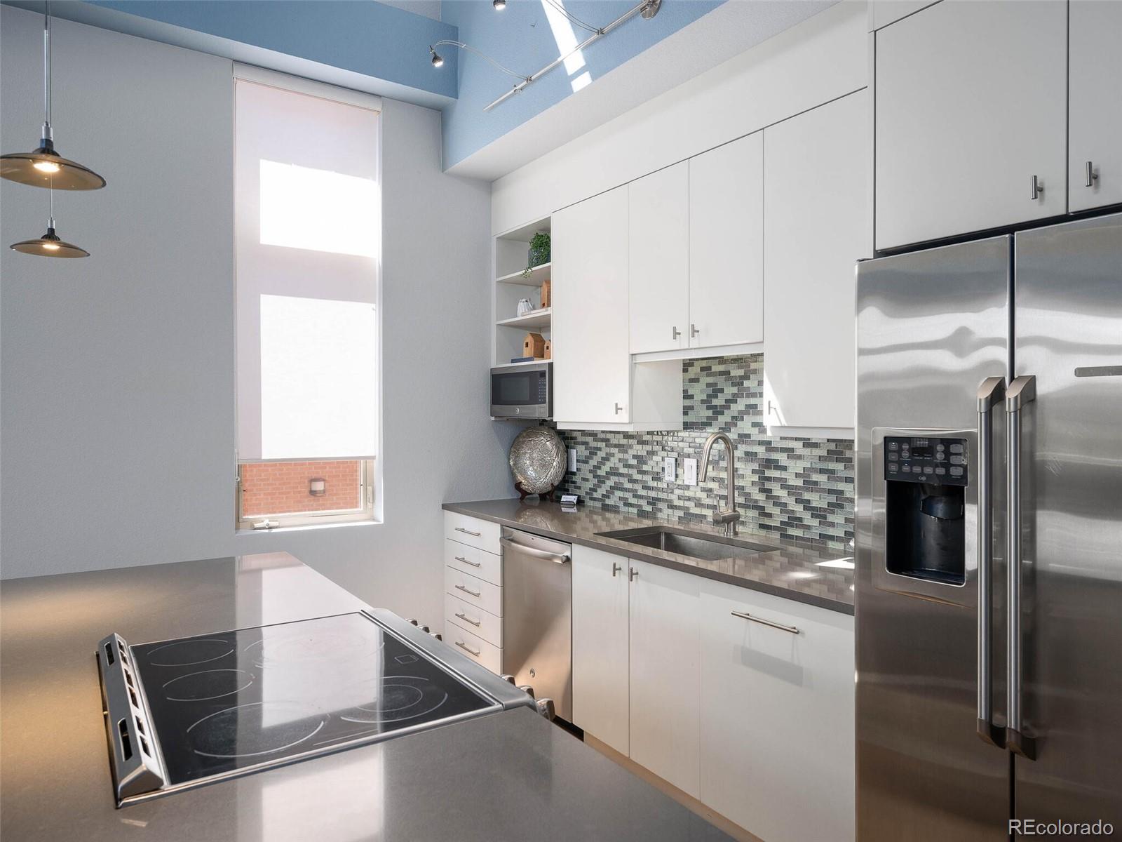 220 Roslyn Street Unit: 102