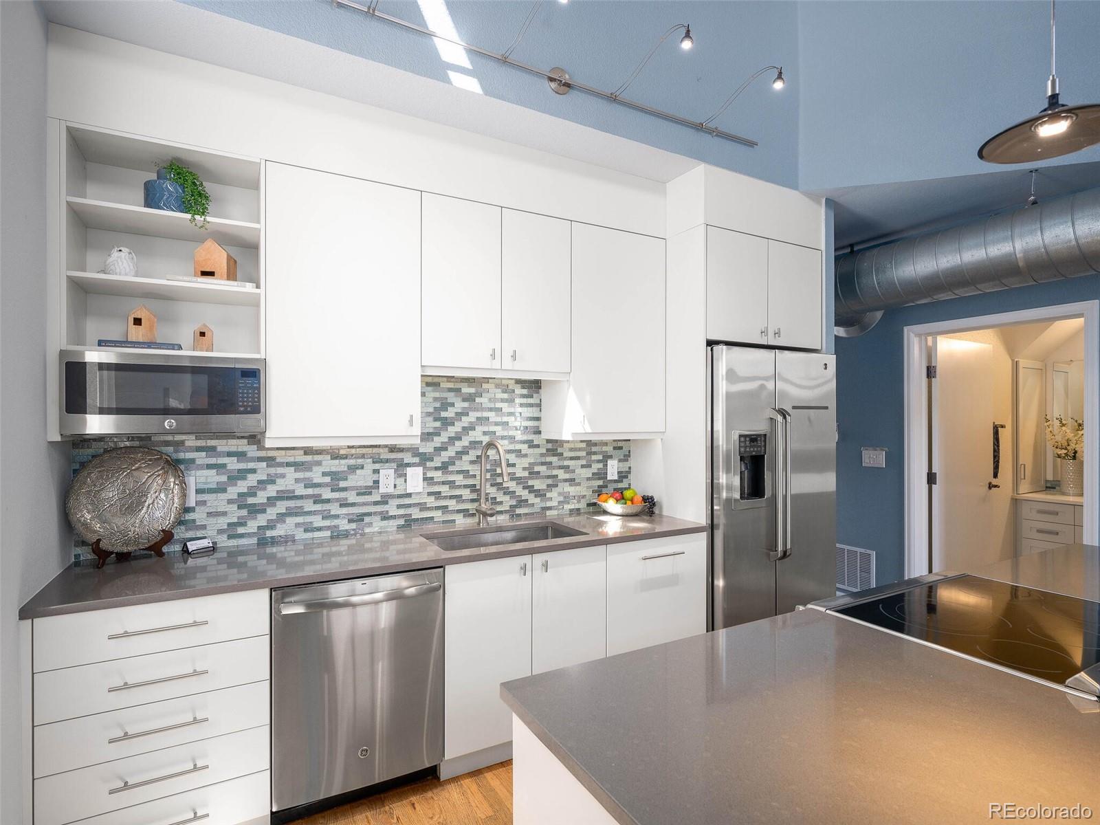 220 Roslyn Street Unit: 102