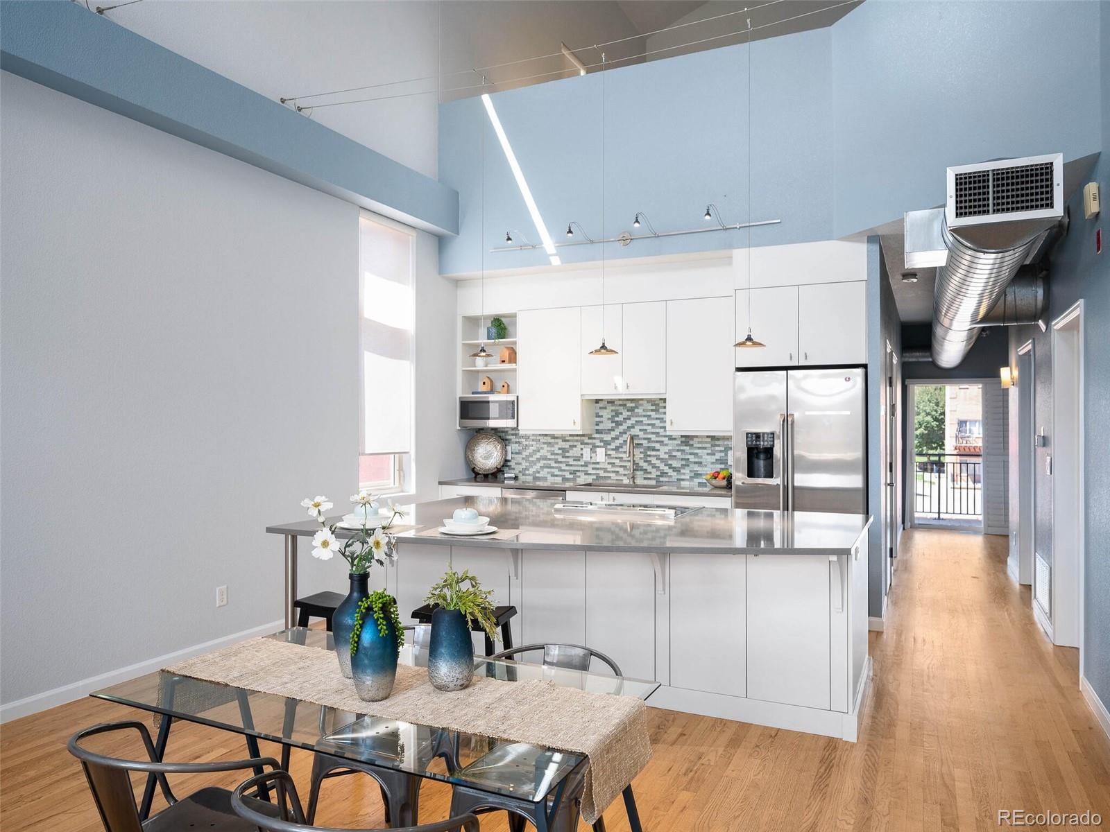 220 Roslyn Street Unit: 102