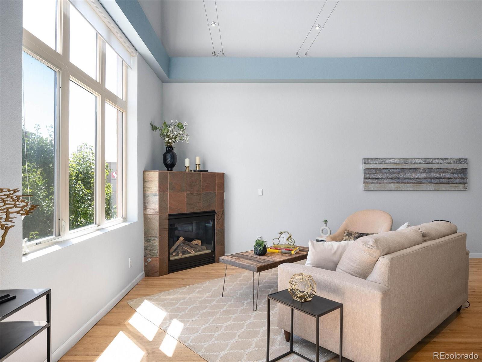 220 Roslyn Street Unit: 102