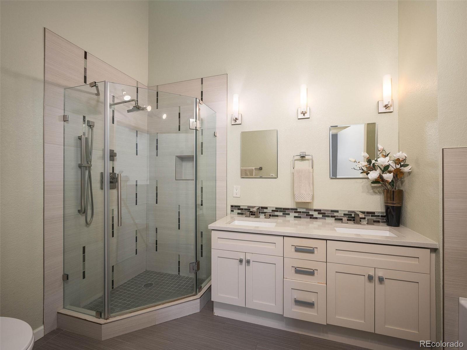 220 Roslyn Street Unit: 102