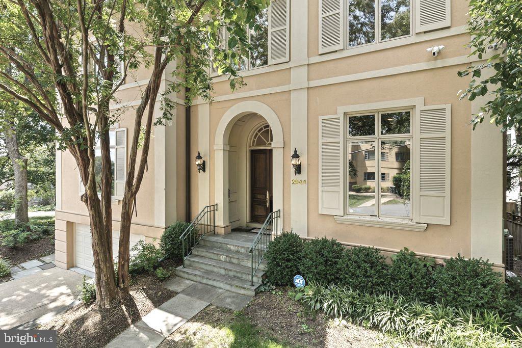 2944 UNIVERSITY TERRACE NW