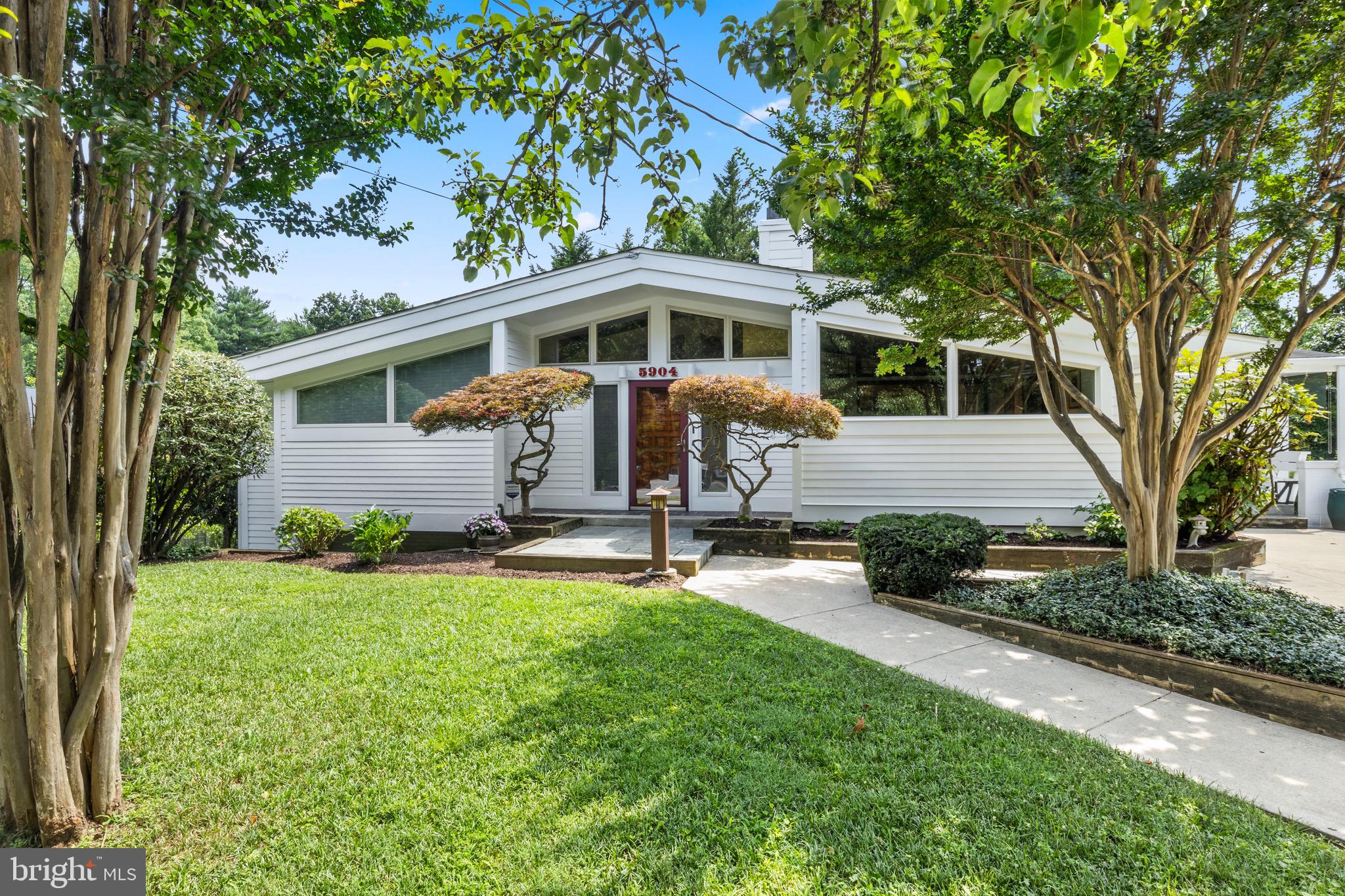 5904 Grosvenor Ln