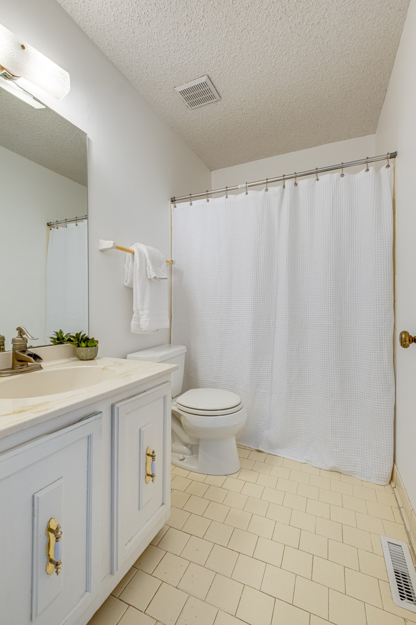 166 Lake Chateau Dr Unit: # J3