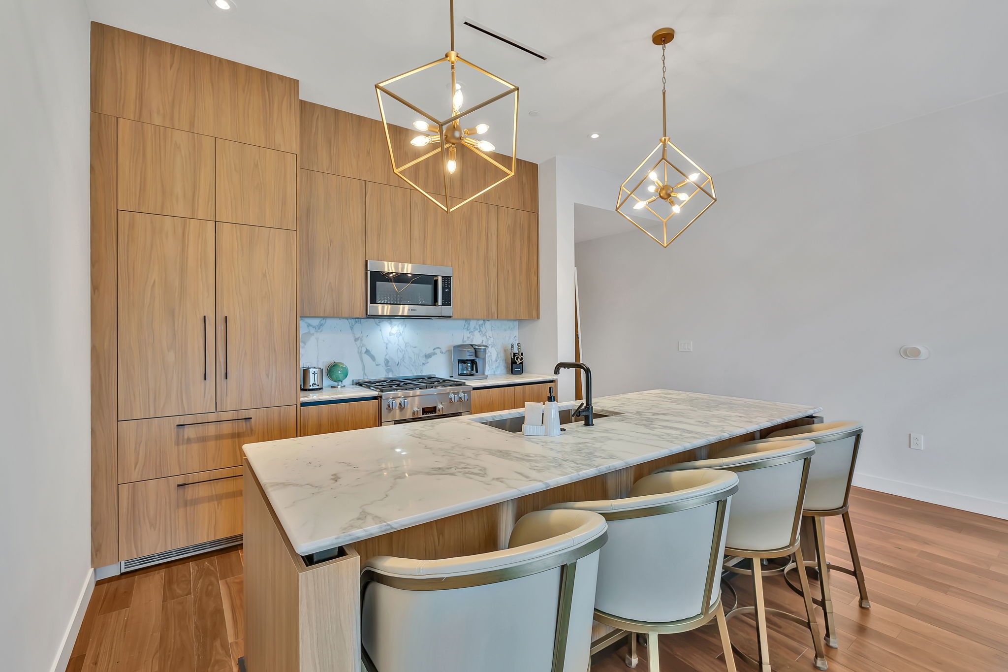 160 2nd Ave, N Unit: 1603