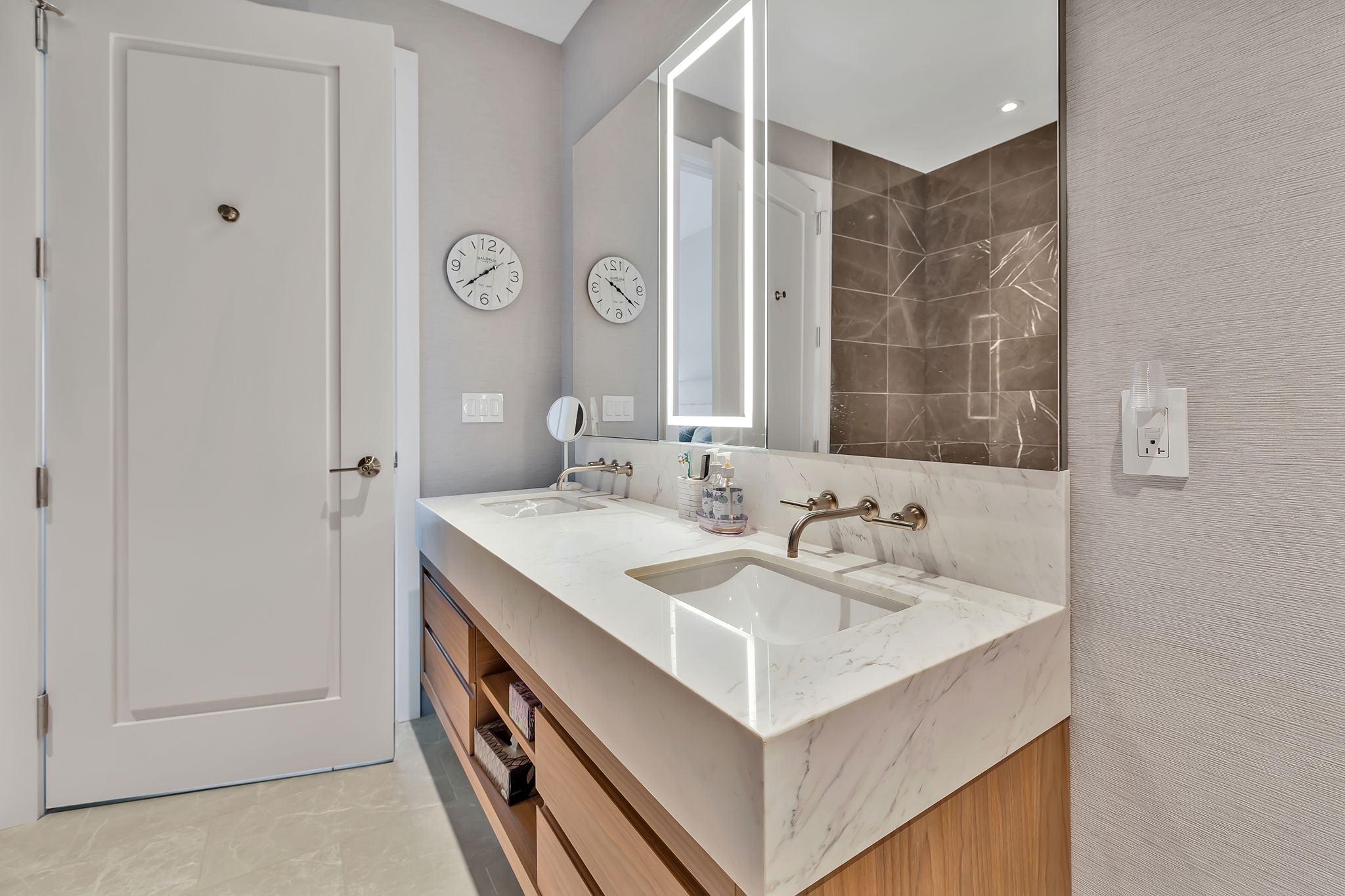 160 2nd Ave, N Unit: 1603