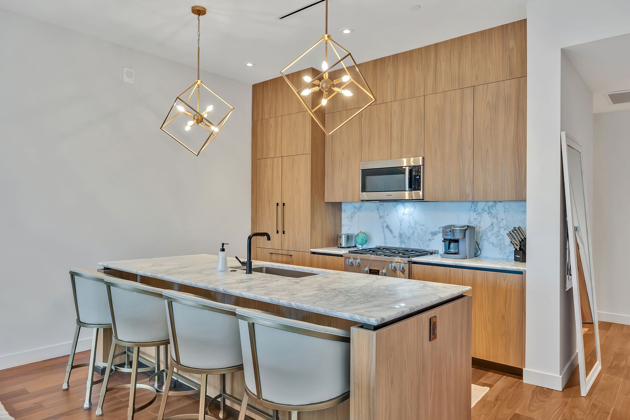 160 2nd Ave, N Unit: 1603