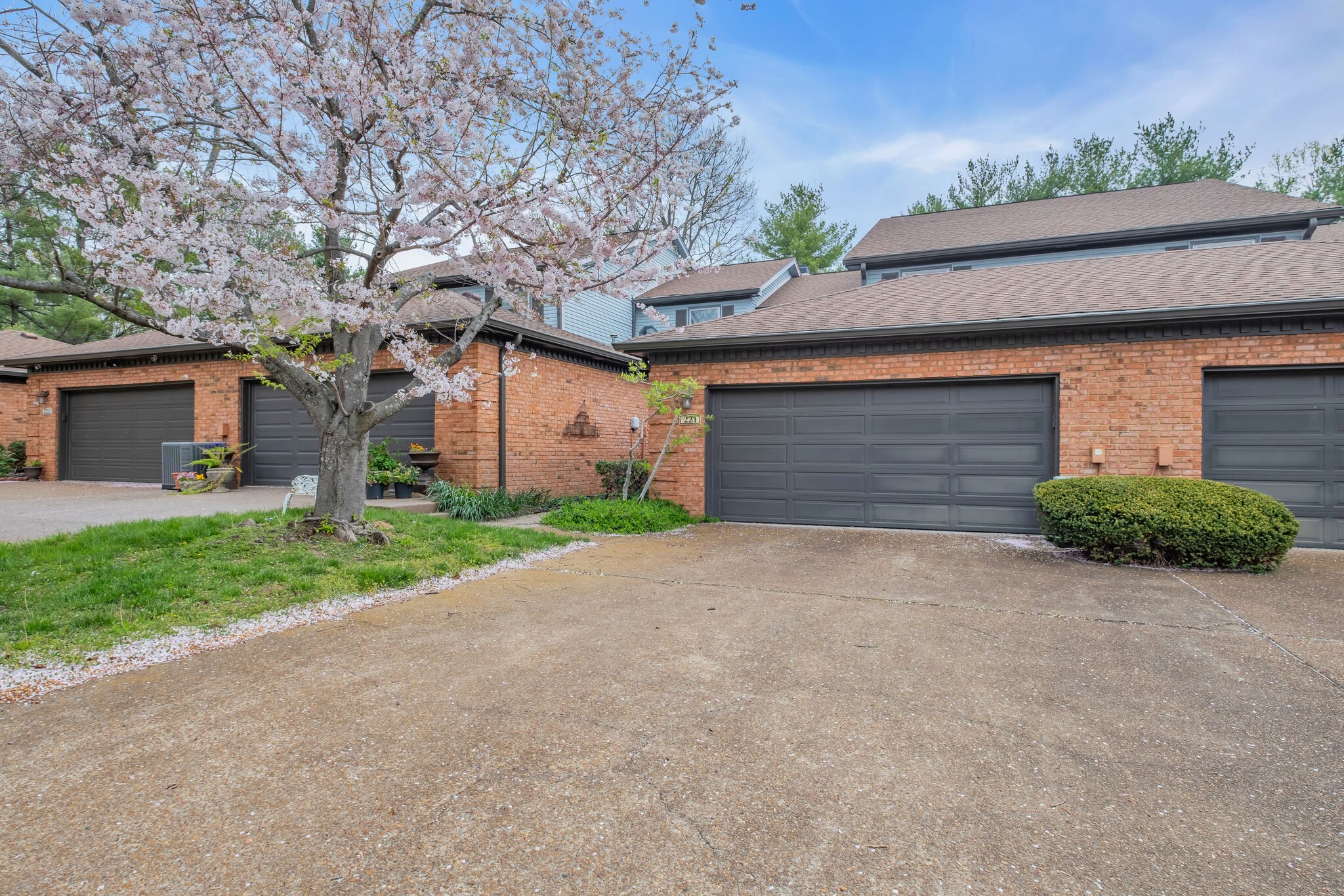 221 Hearthstone Manor Ln