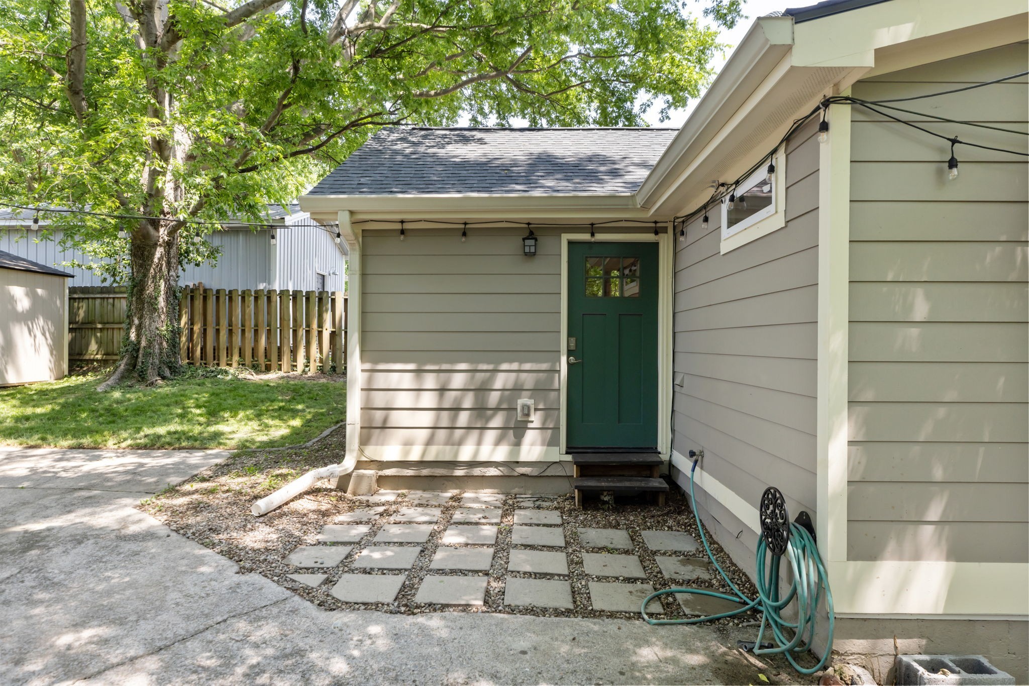 877 Carter St
