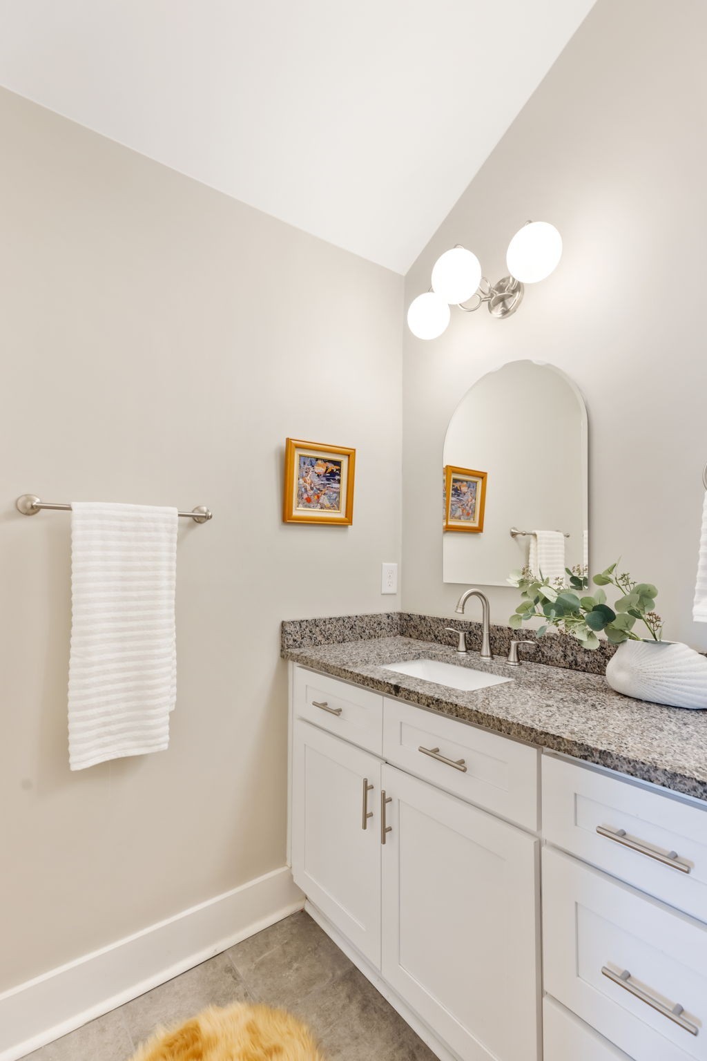 877 Carter St