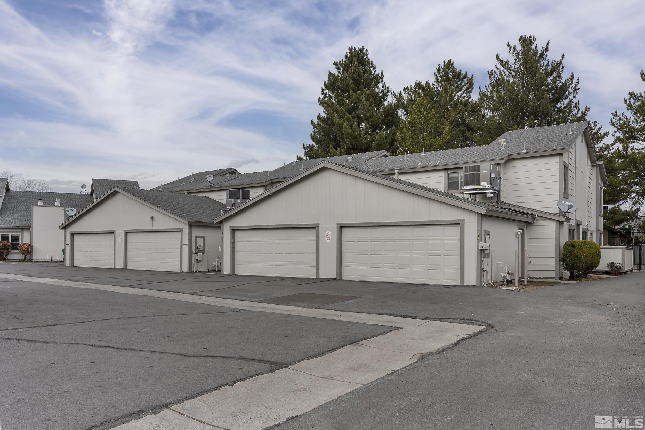 992 Holman Way