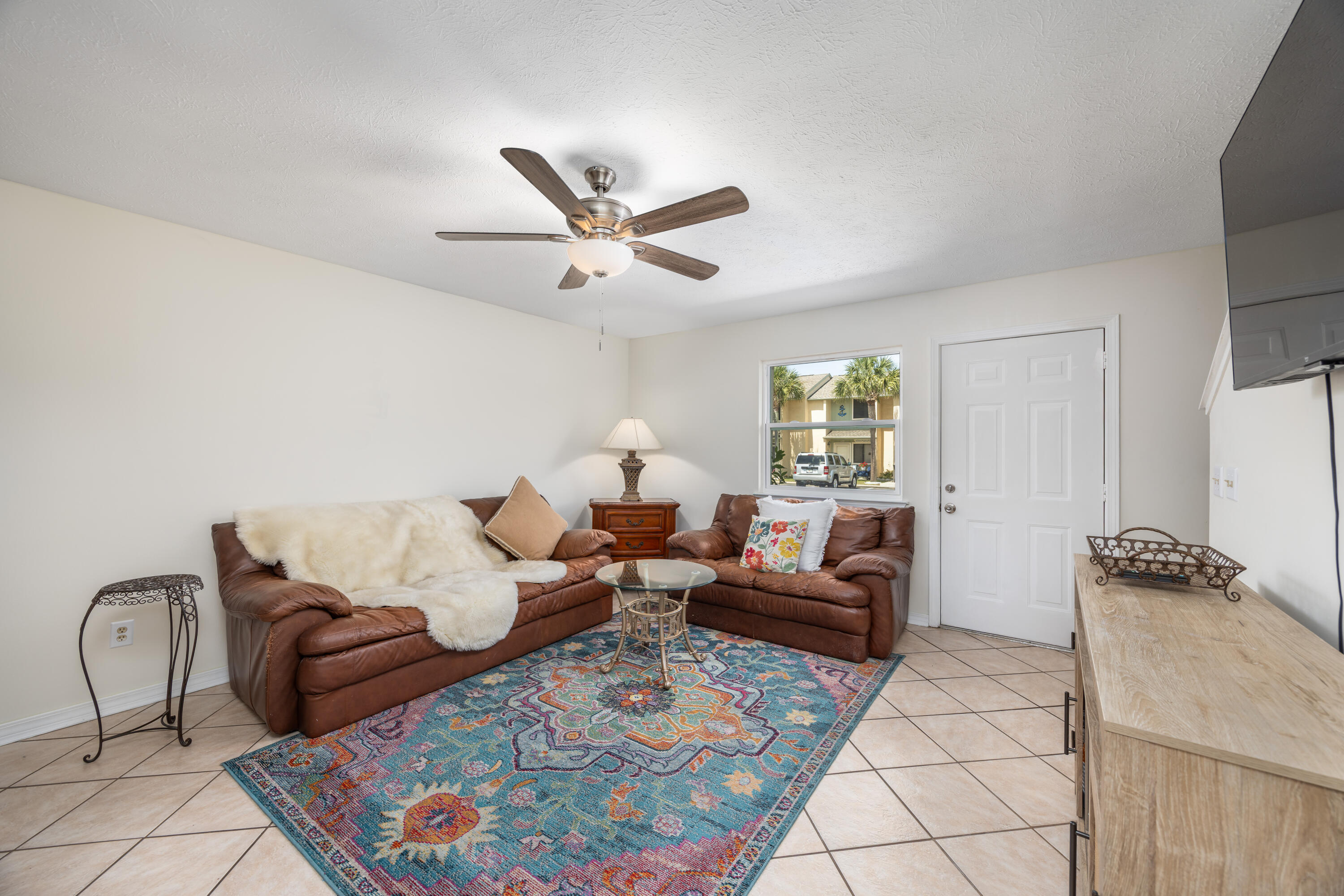 151 W Leslie Lane