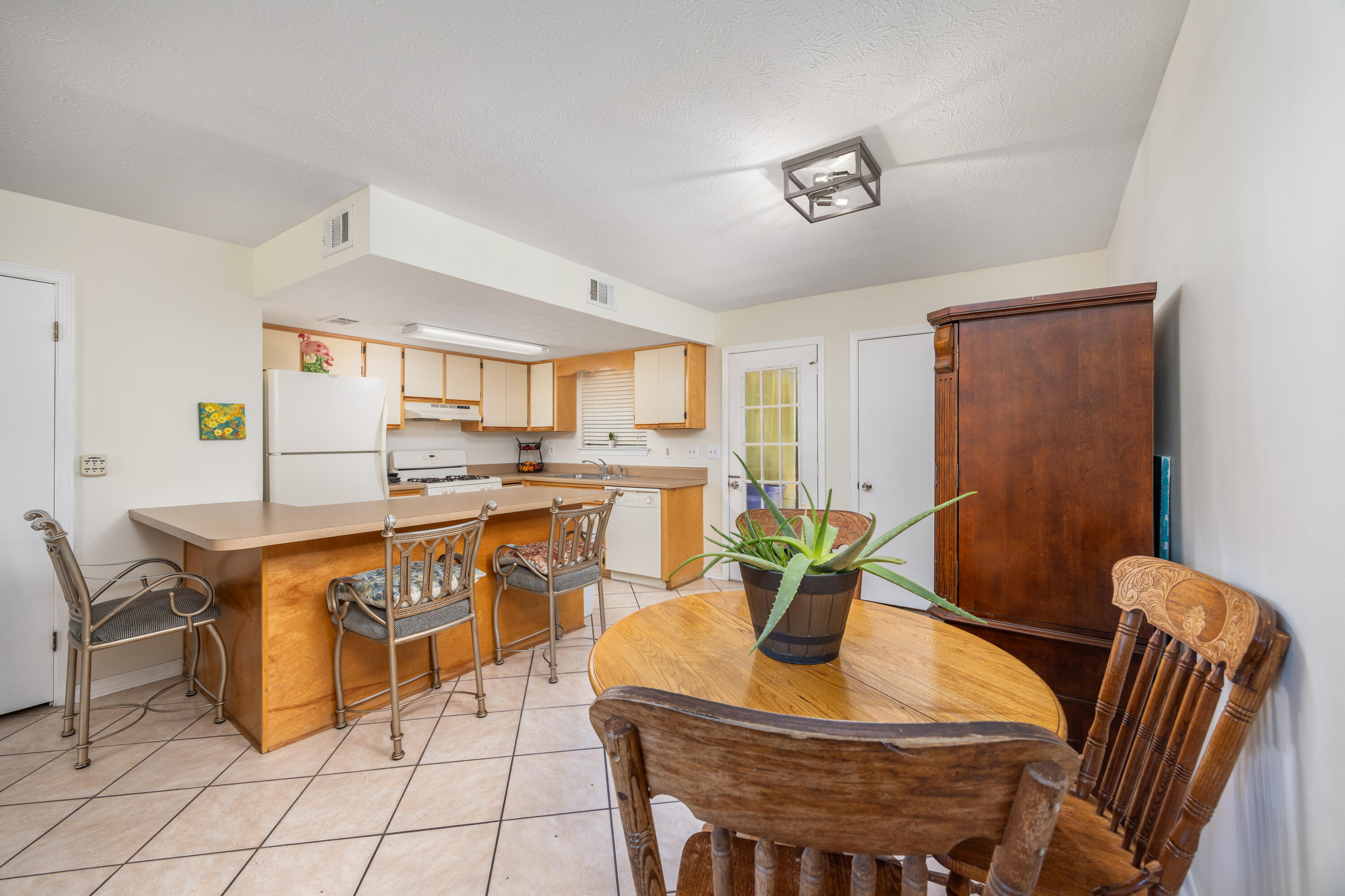 151 W Leslie Lane