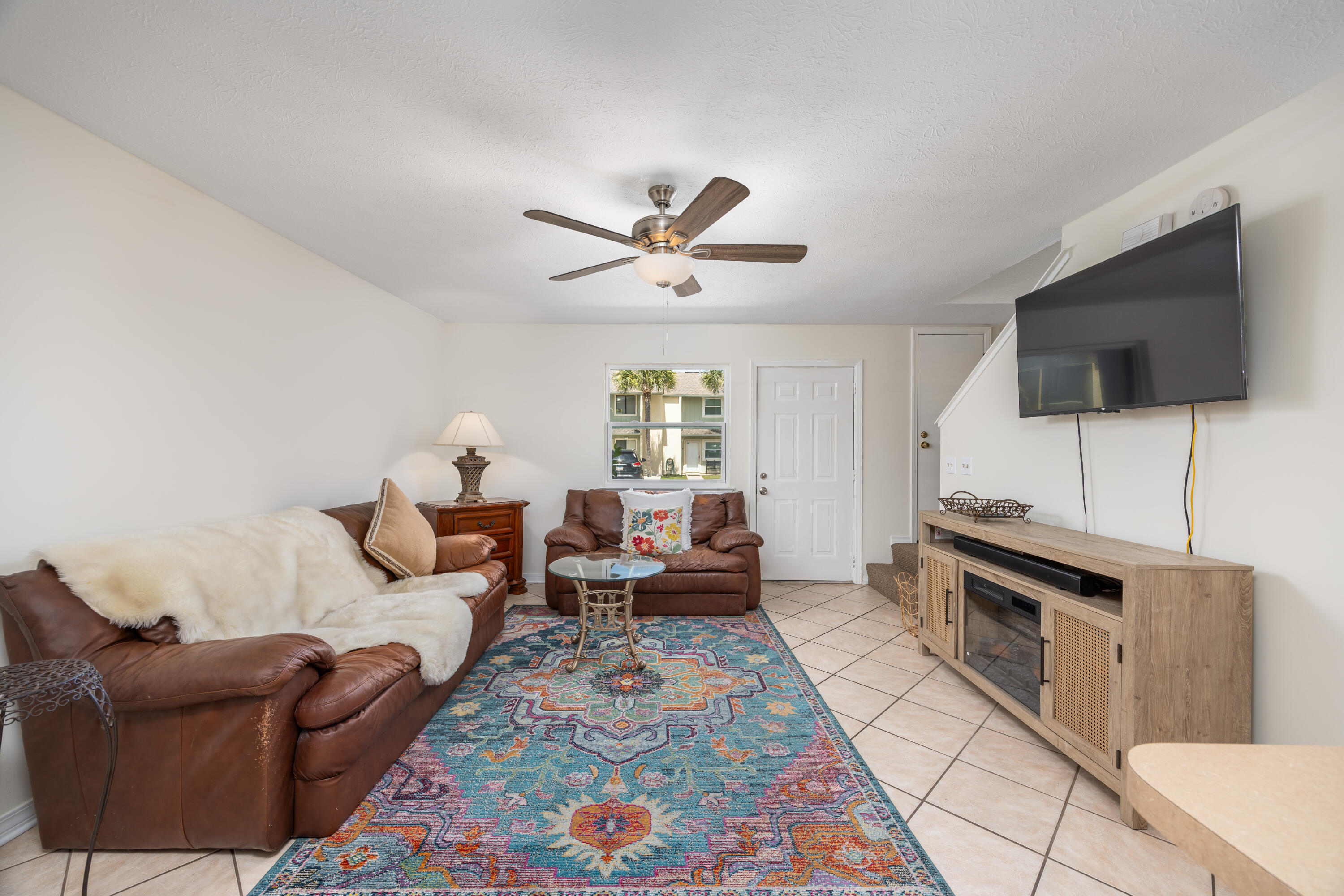 151 W Leslie Lane