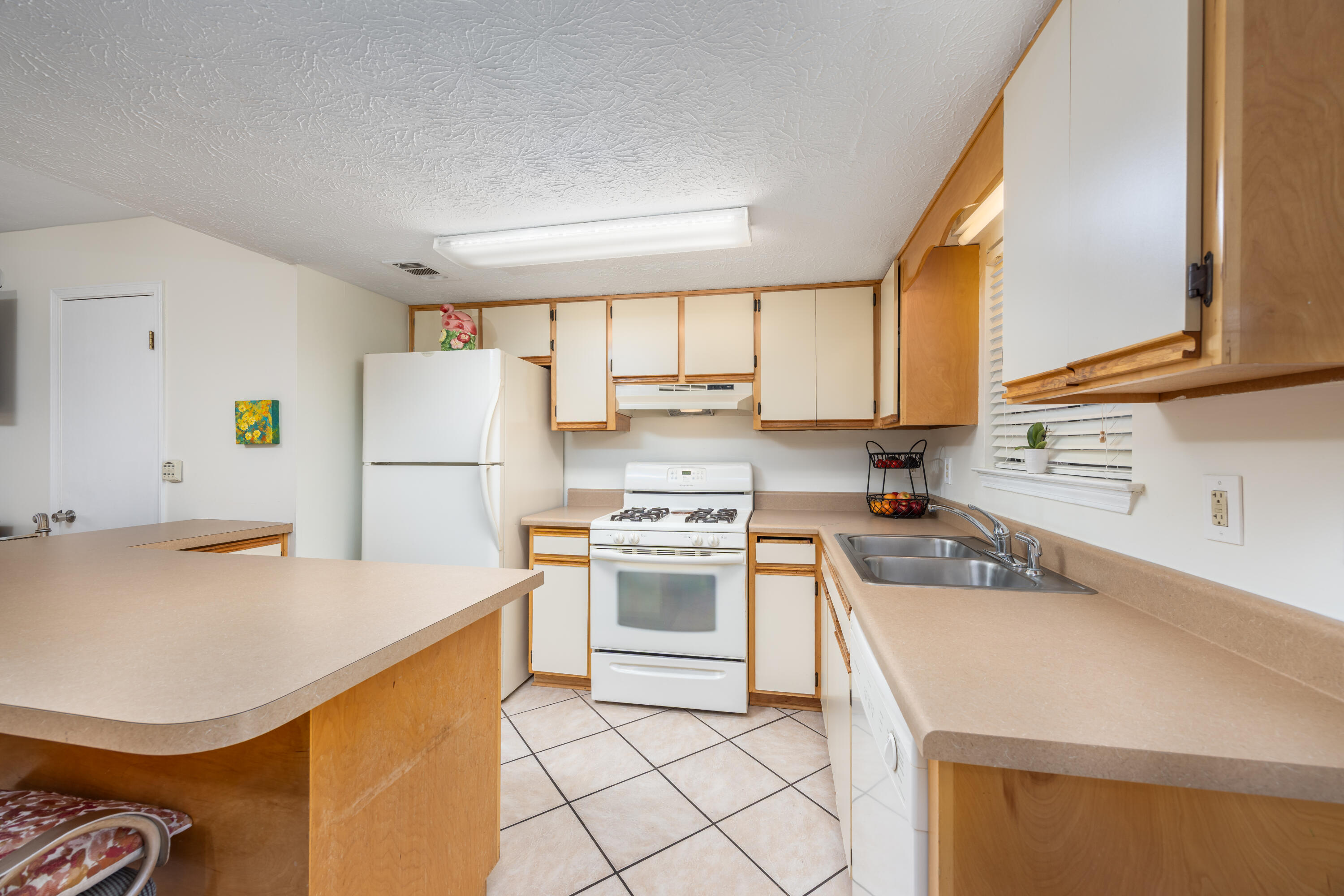 151 W Leslie Lane