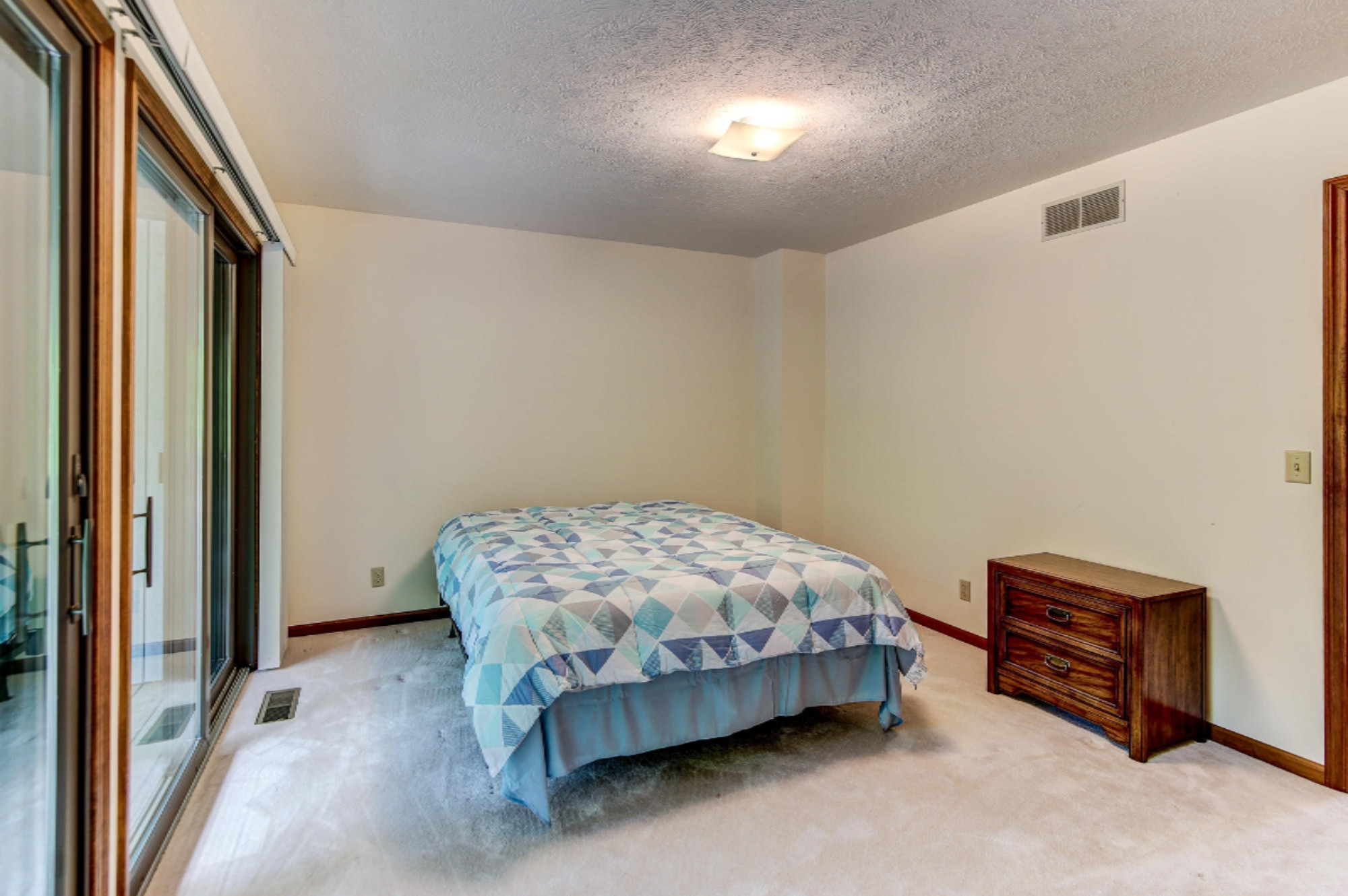 6467 Lakeshore Drive