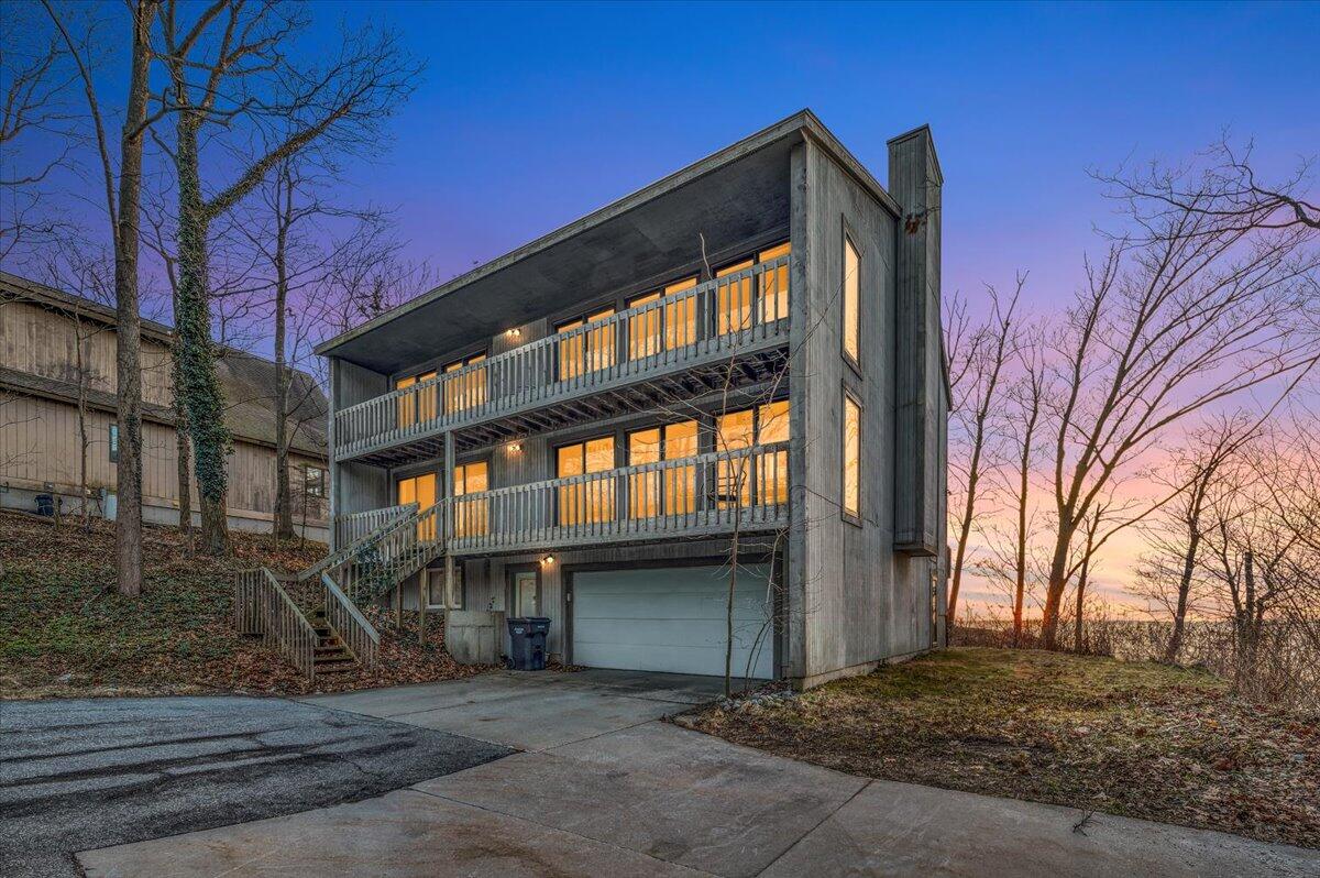 6467 Lakeshore Drive
