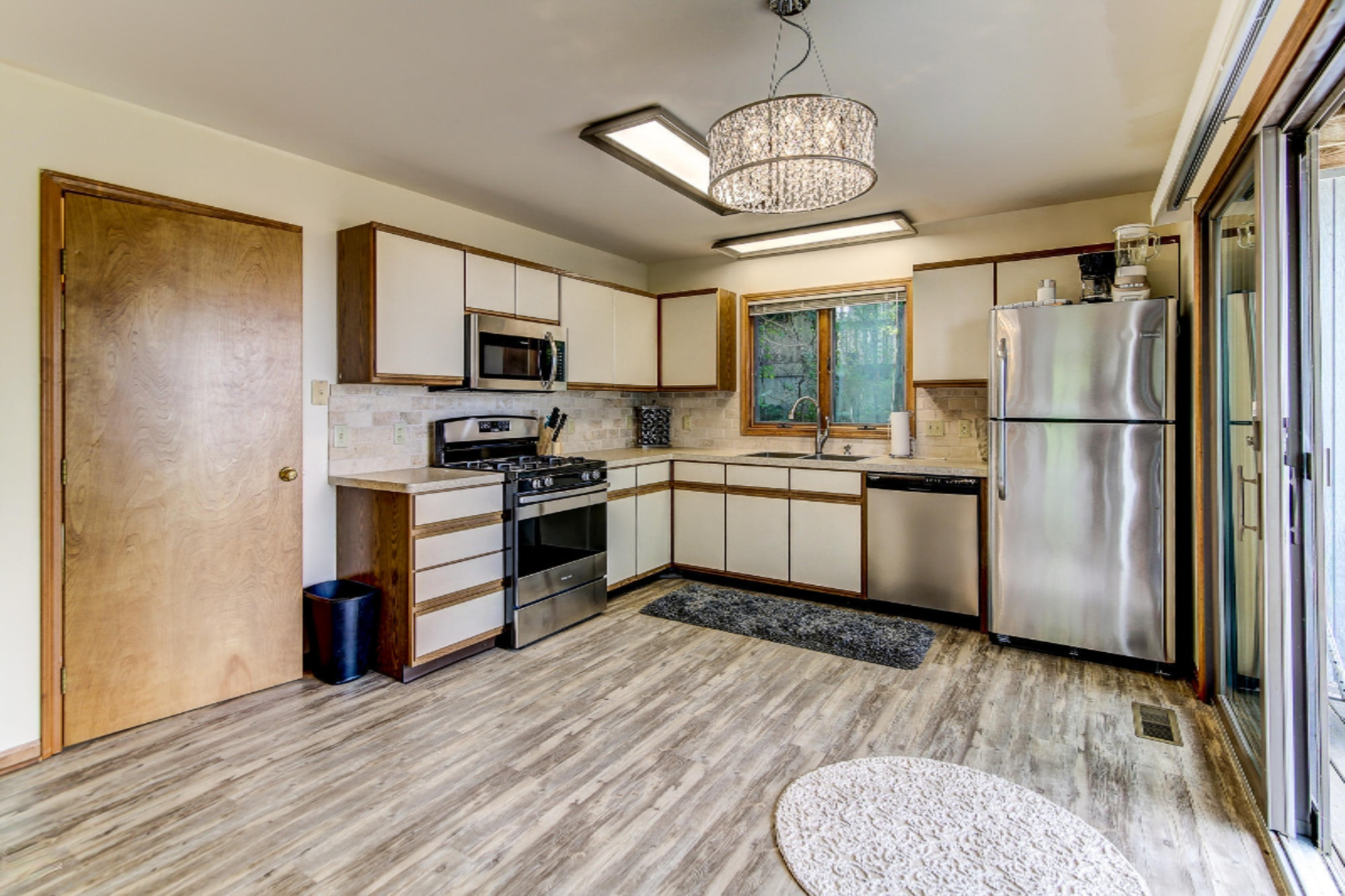 6467 Lakeshore Drive