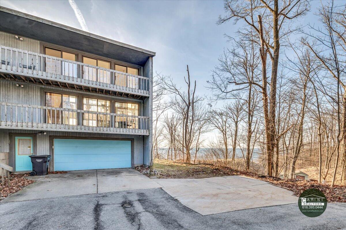 6467 Lakeshore Drive