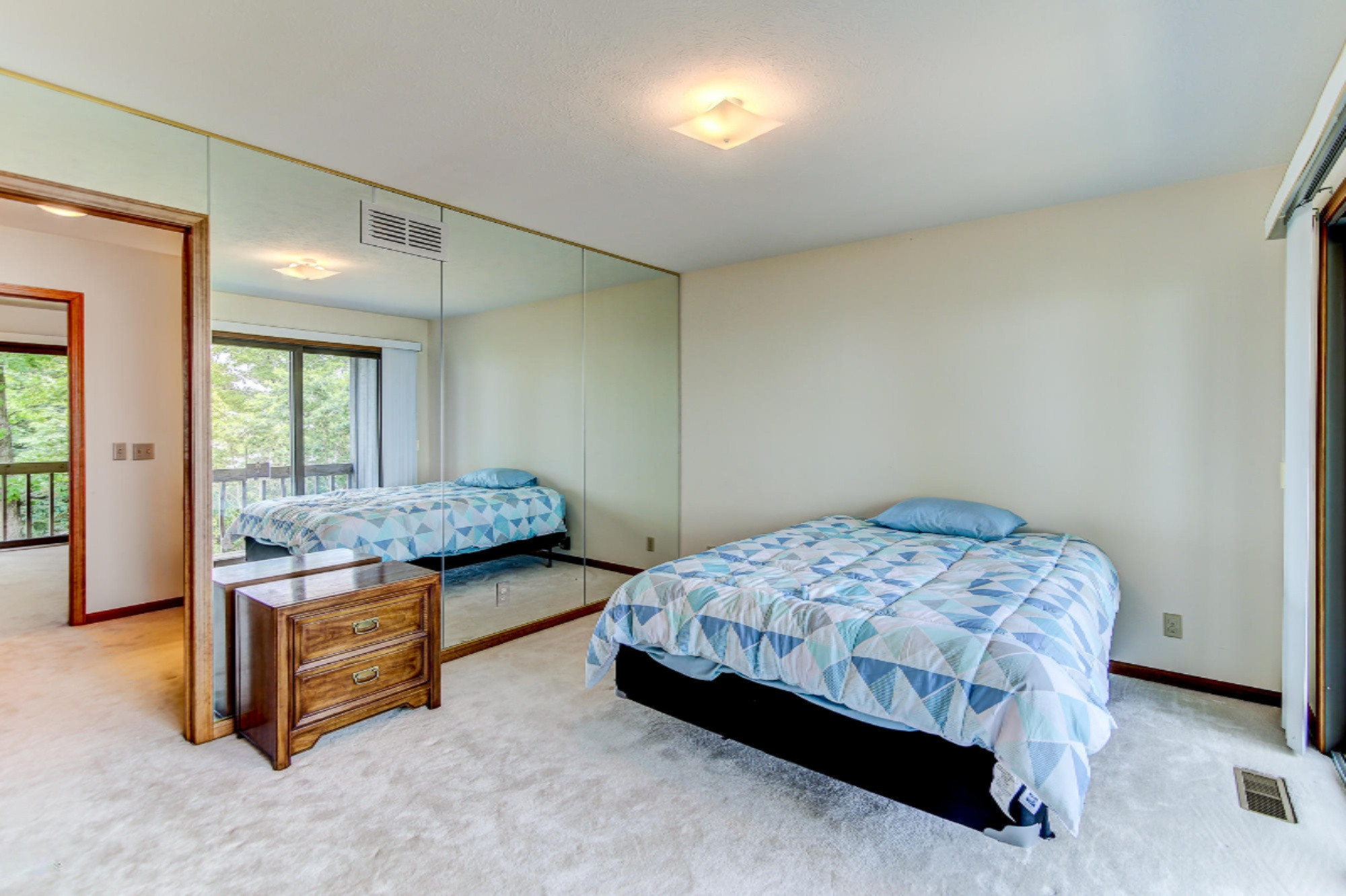6467 Lakeshore Drive